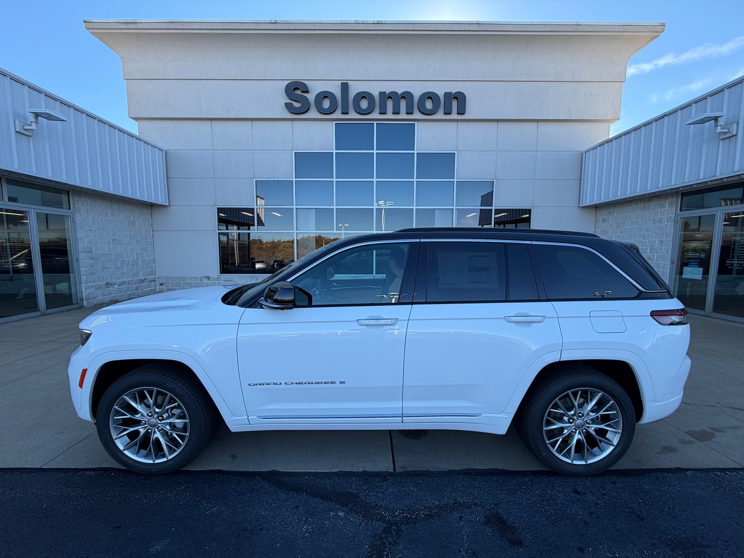 2025 Jeep Grand Cherokee Summit's photo