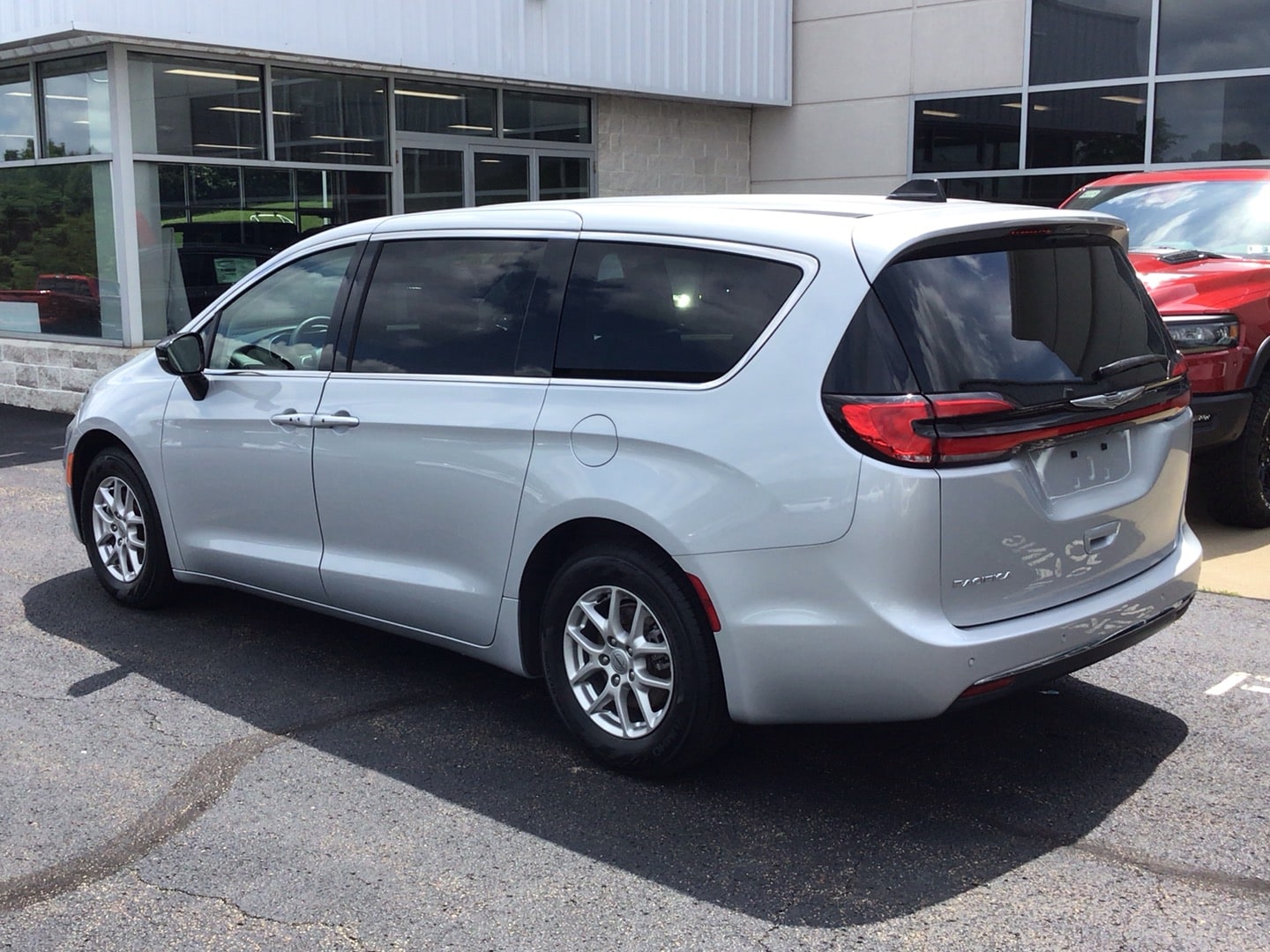 2024 Chrysler Pacifica photo 6 of 13