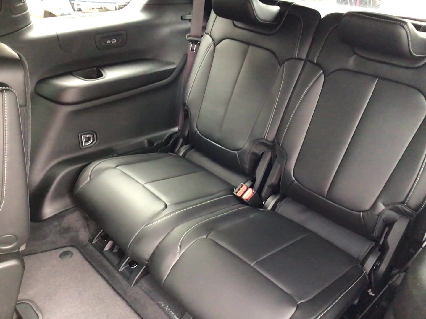 2027 Jeep Grand Cherokee photo 8 of 14