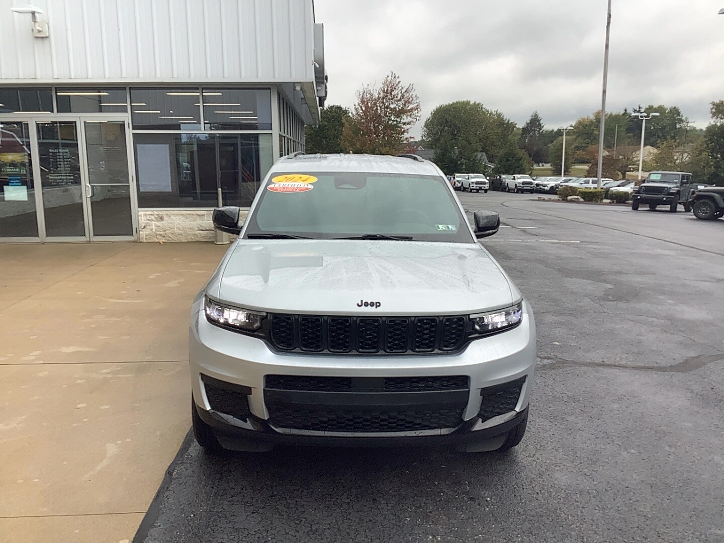 2024 Jeep Grand Cherokee Altitude photo 2
