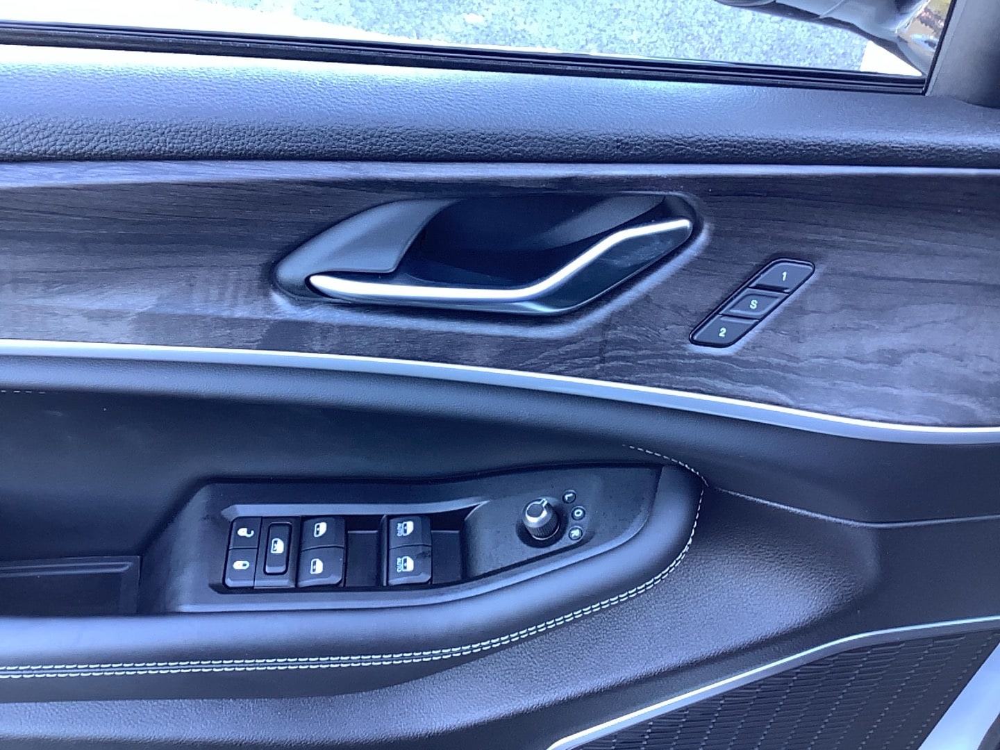 2026 Jeep Grand Cherokee photo 9 of 13