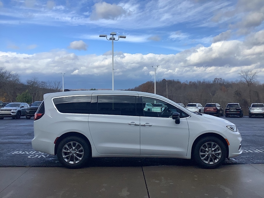 New 2026 Chrysler Pacifica SELECT AWD Passenger Van
