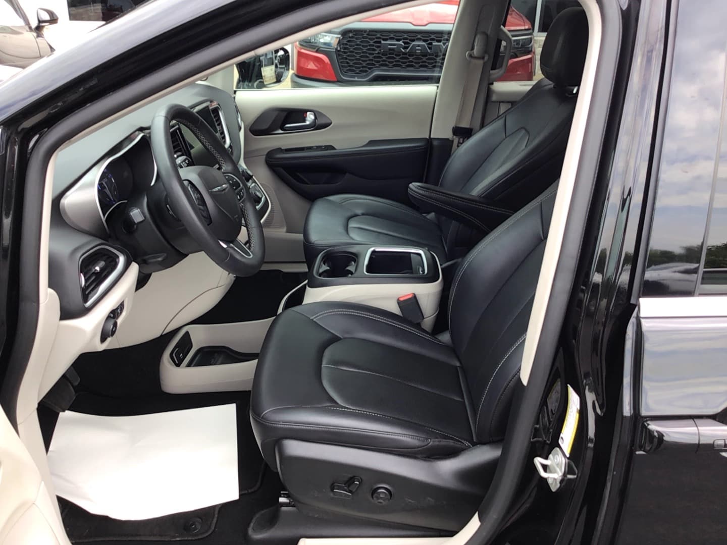 2024 Chrysler Pacifica photo 8 of 12