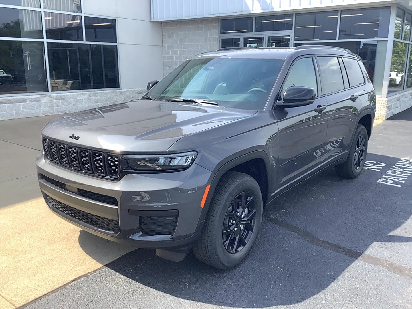 2025 Jeep Grand Cherokee Altitude photo 2