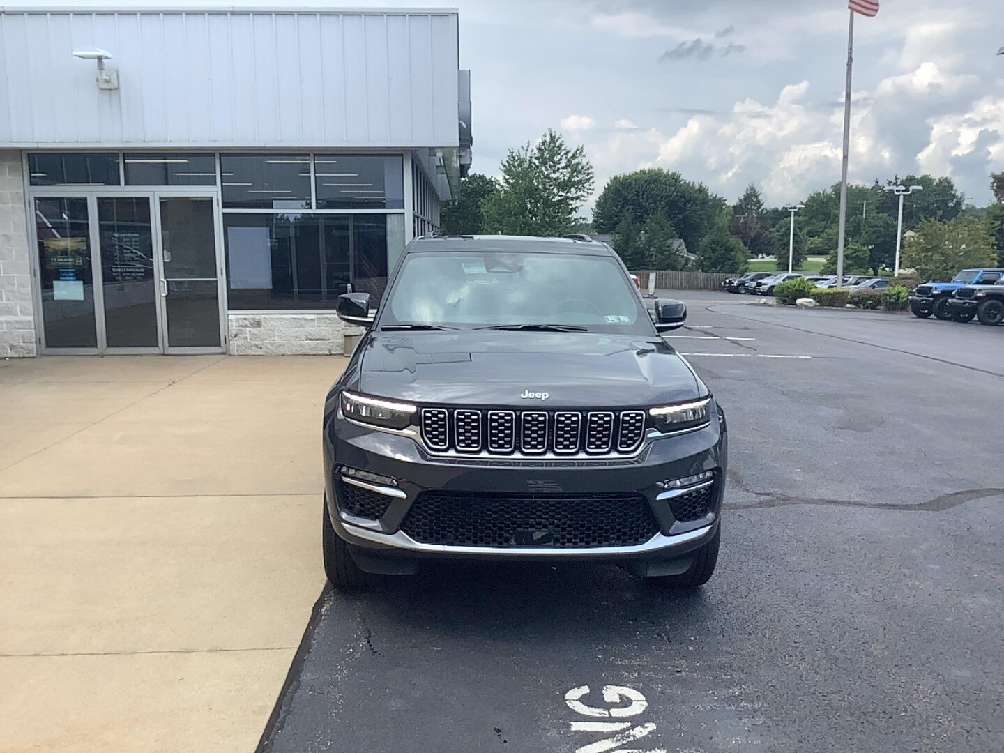 2025 Jeep Grand Cherokee Summit photo 2