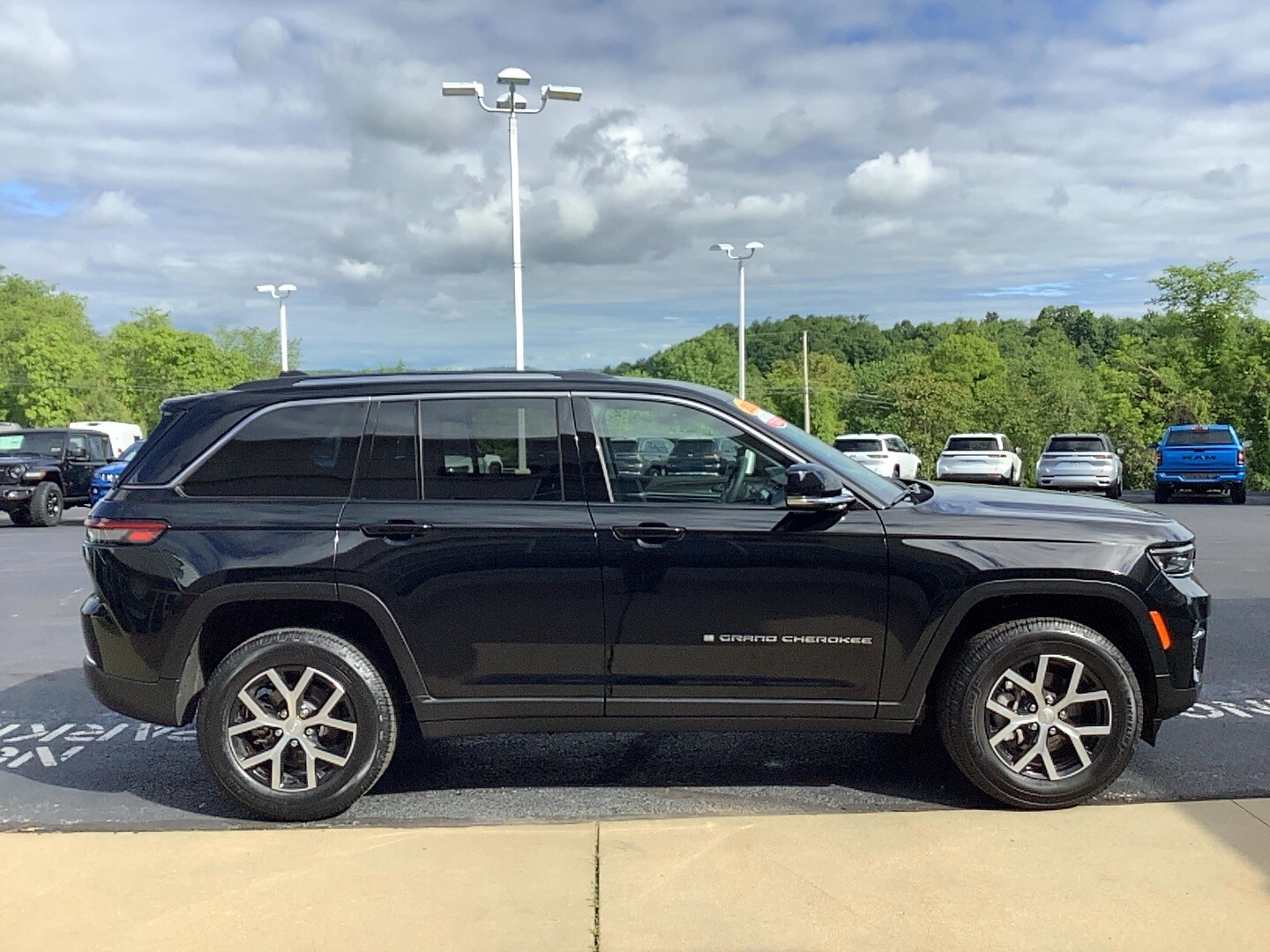 2023 Jeep Grand Cherokee Limited photo 4