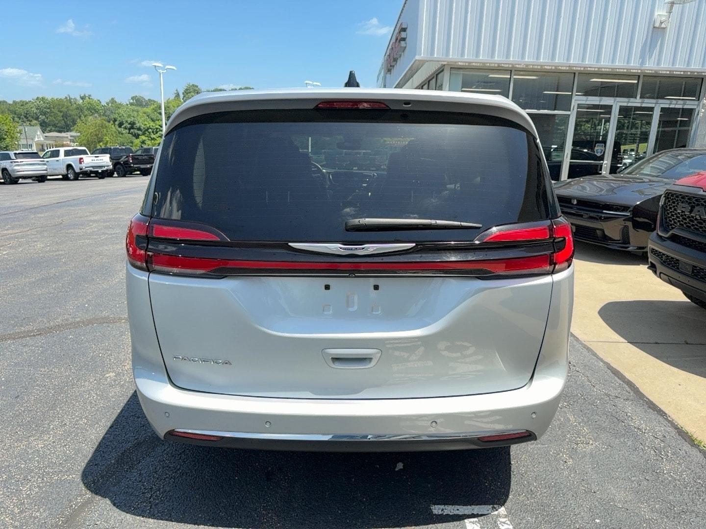 2024 Chrysler Pacifica photo 7 of 17