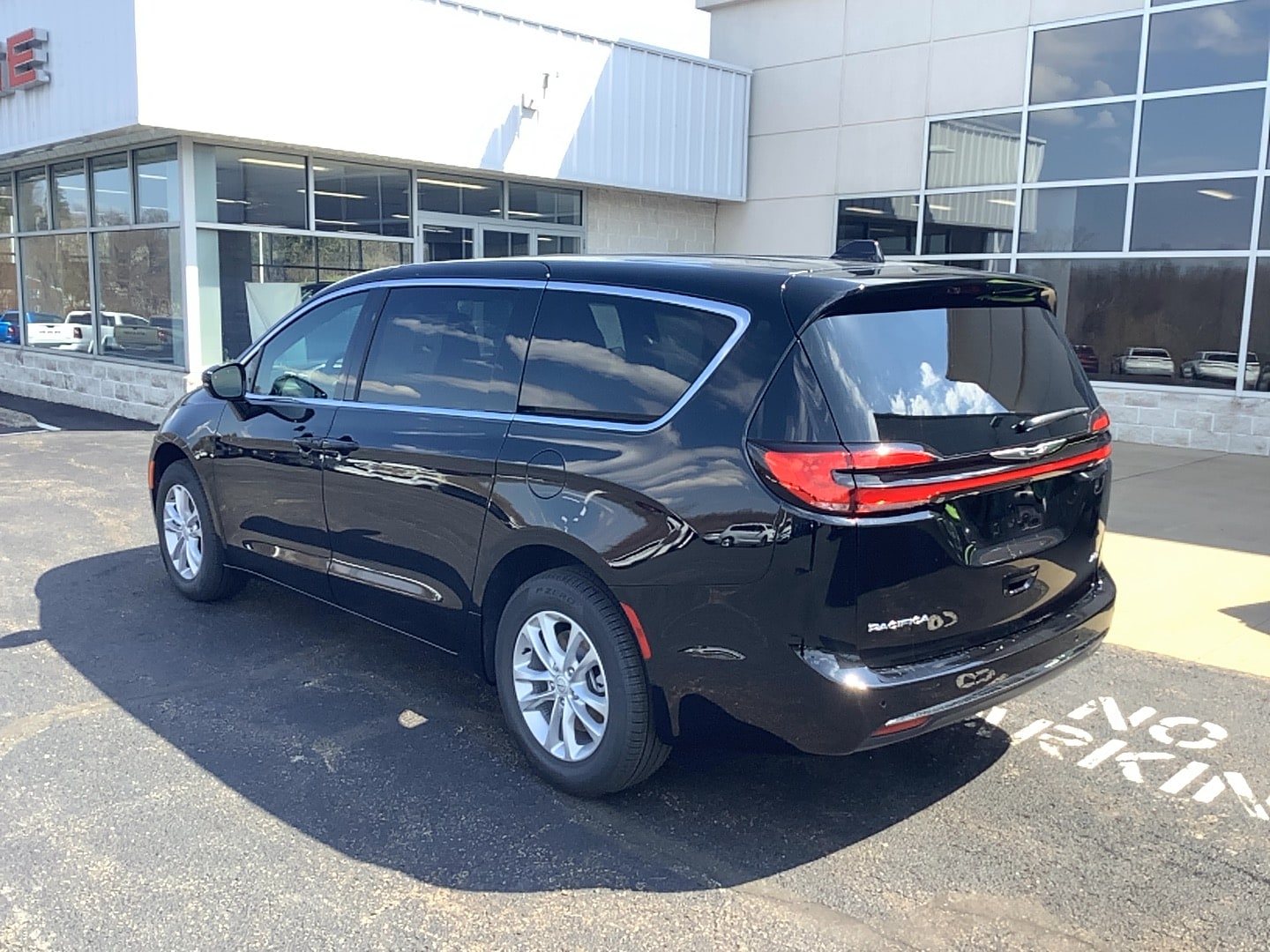 2026 Chrysler Pacifica SELECT AWD Diamond Black Crystal Pearlcoat at Three Rivers CJD