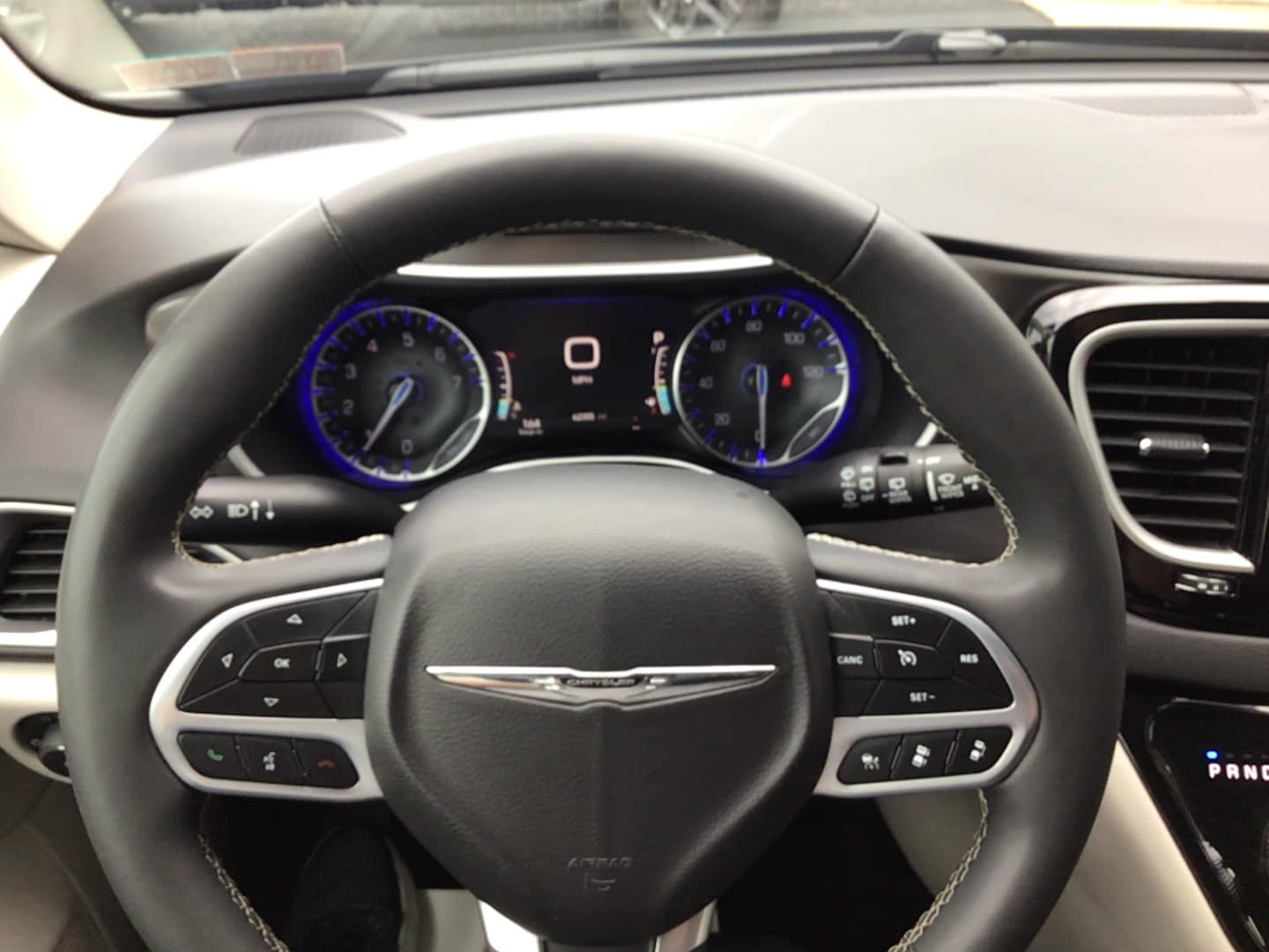 2024 Chrysler Pacifica photo 10 of 12