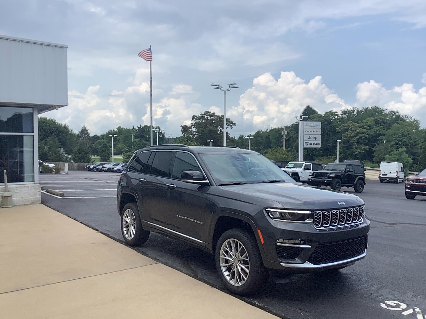 2025 Jeep Grand Cherokee Summit photo 3