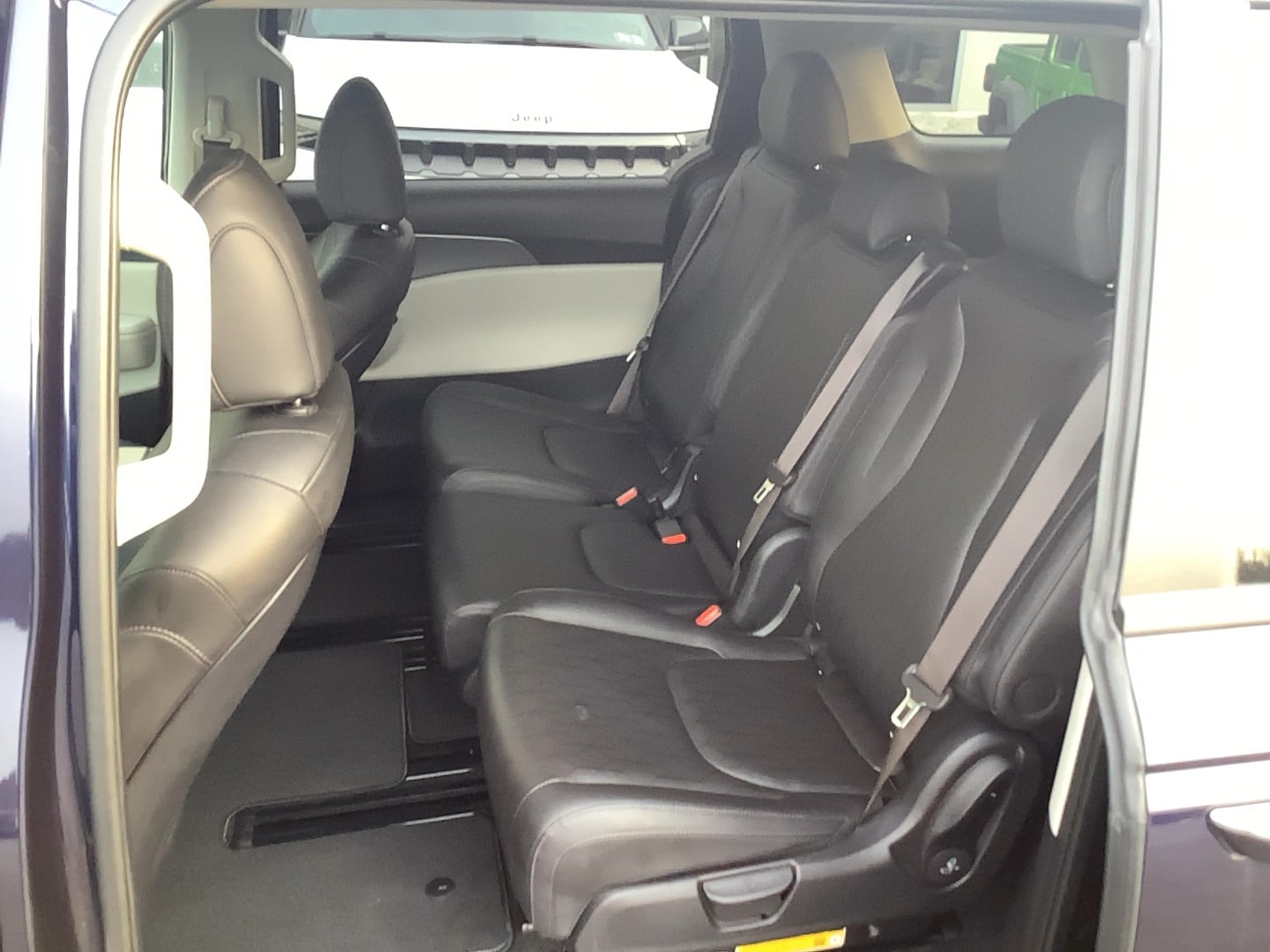 2024 Kia Carnival LX - 8