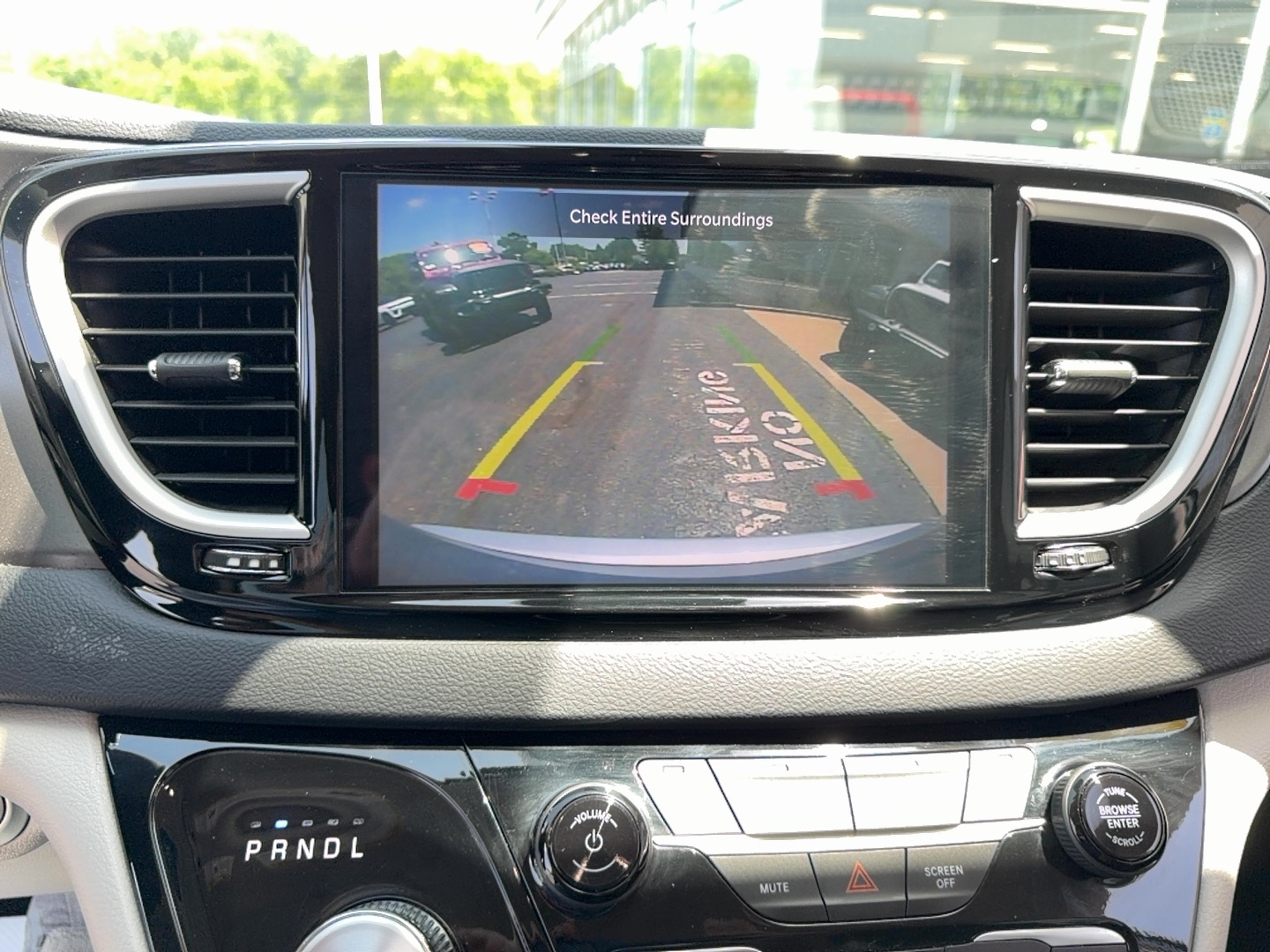 2024 Chrysler Pacifica photo 14 of 17