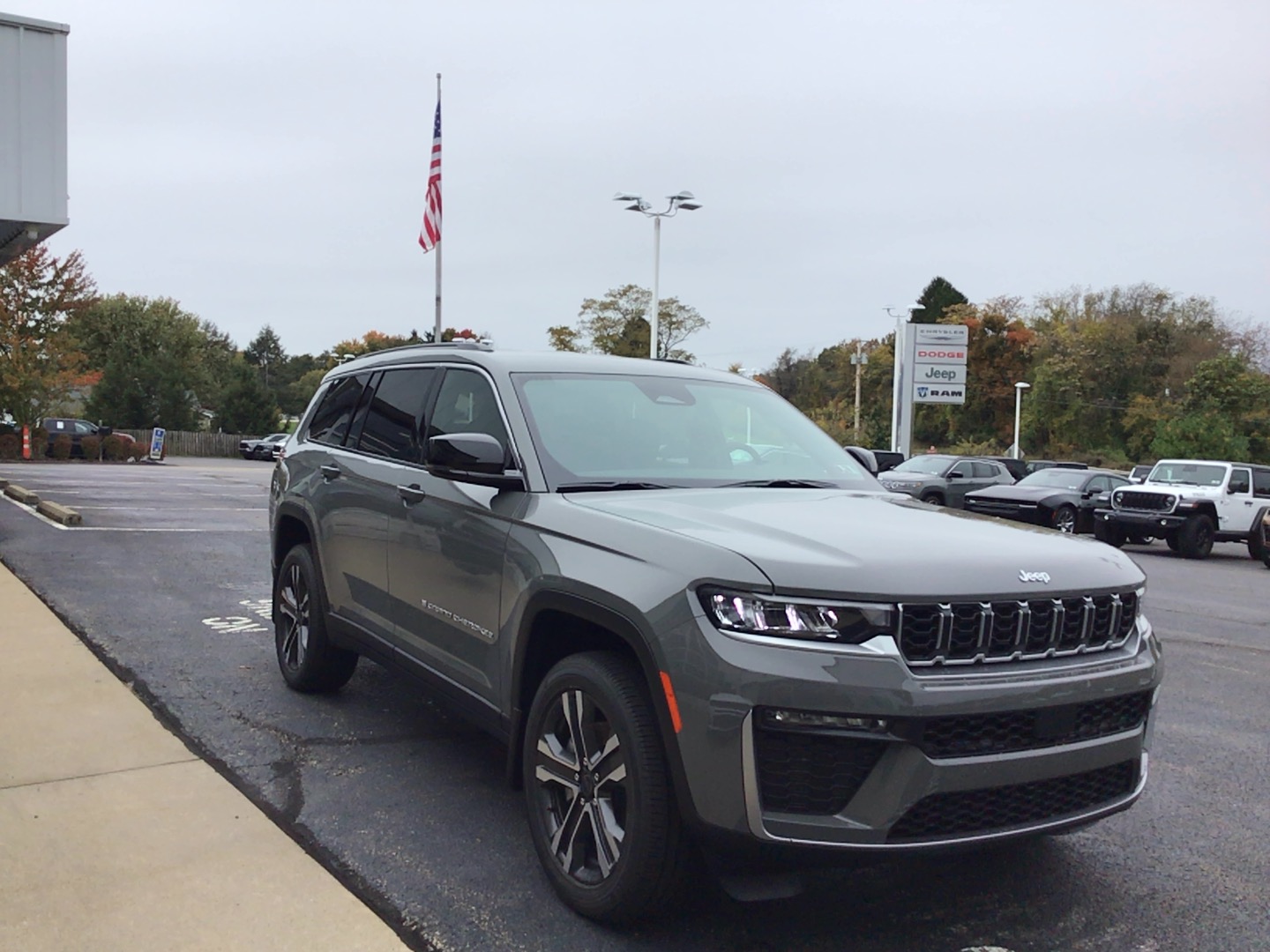2027 Jeep Grand Cherokee photo 3 of 14
