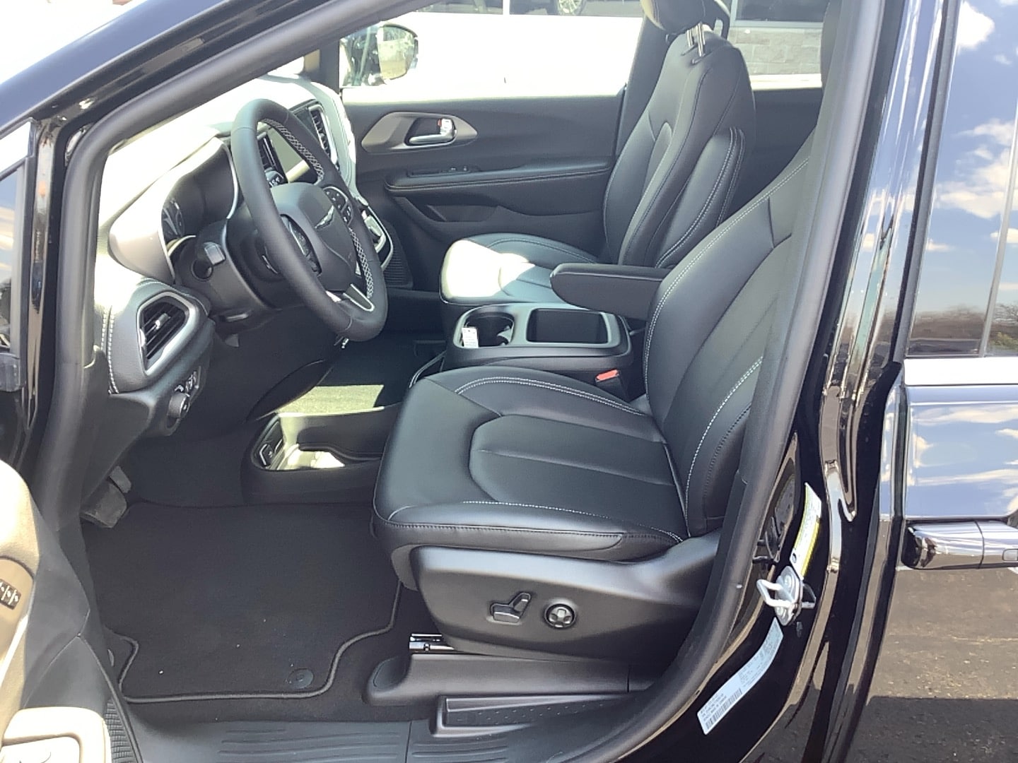 2026 Chrysler Pacifica SELECT AWD Diamond Black Crystal Pearlcoat at Three Rivers CJD