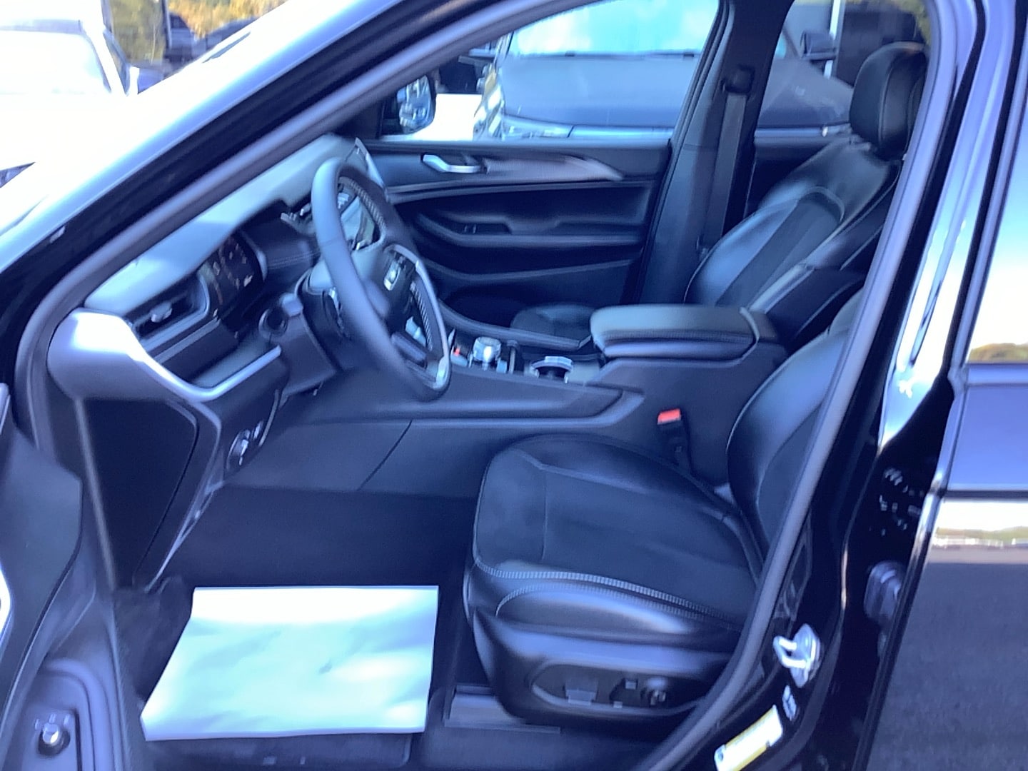 2025 Jeep Grand Cherokee photo 8 of 12