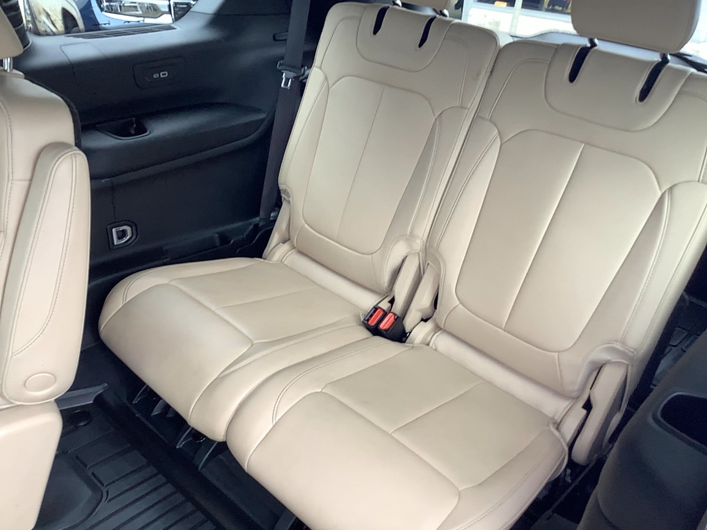 2023 Jeep Grand Cherokee L photo 8 of 15