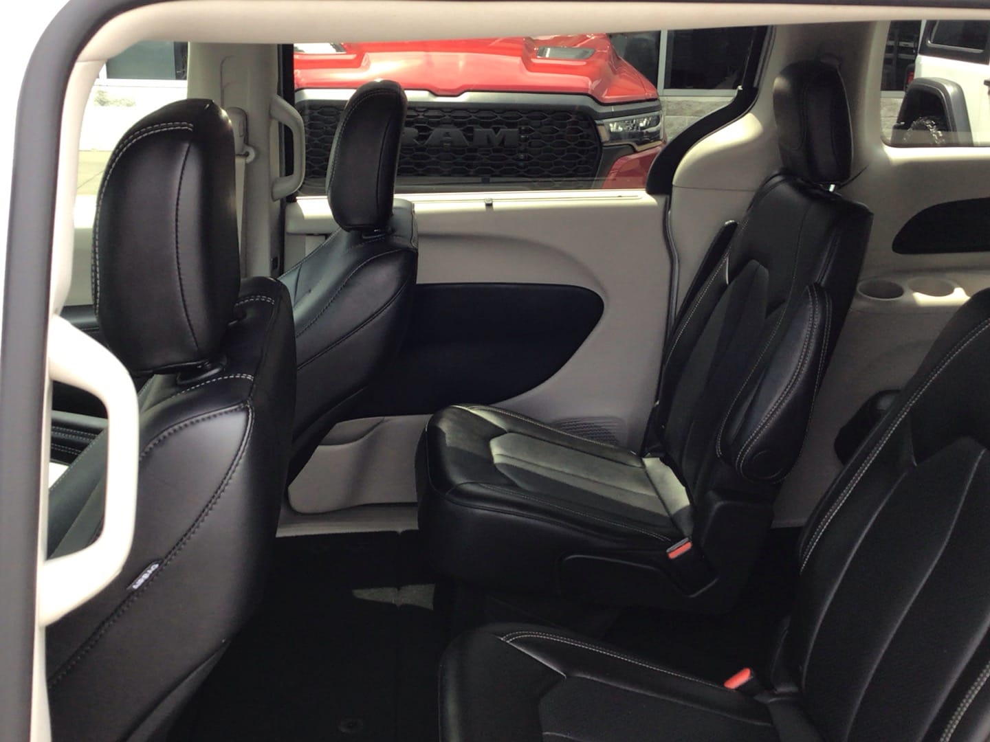 2024 Chrysler Pacifica photo 8 of 13