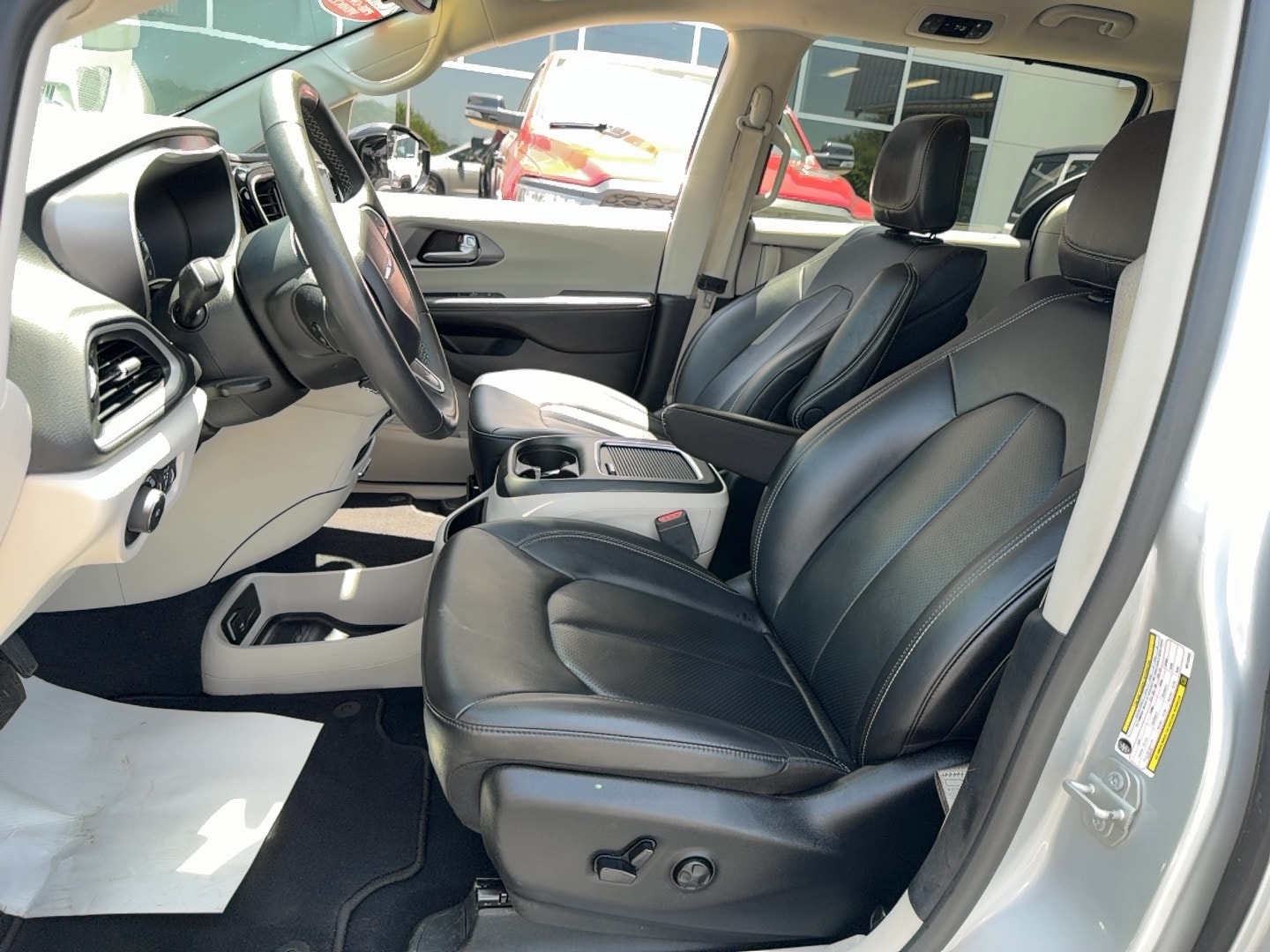 2024 Chrysler Pacifica photo 13 of 17