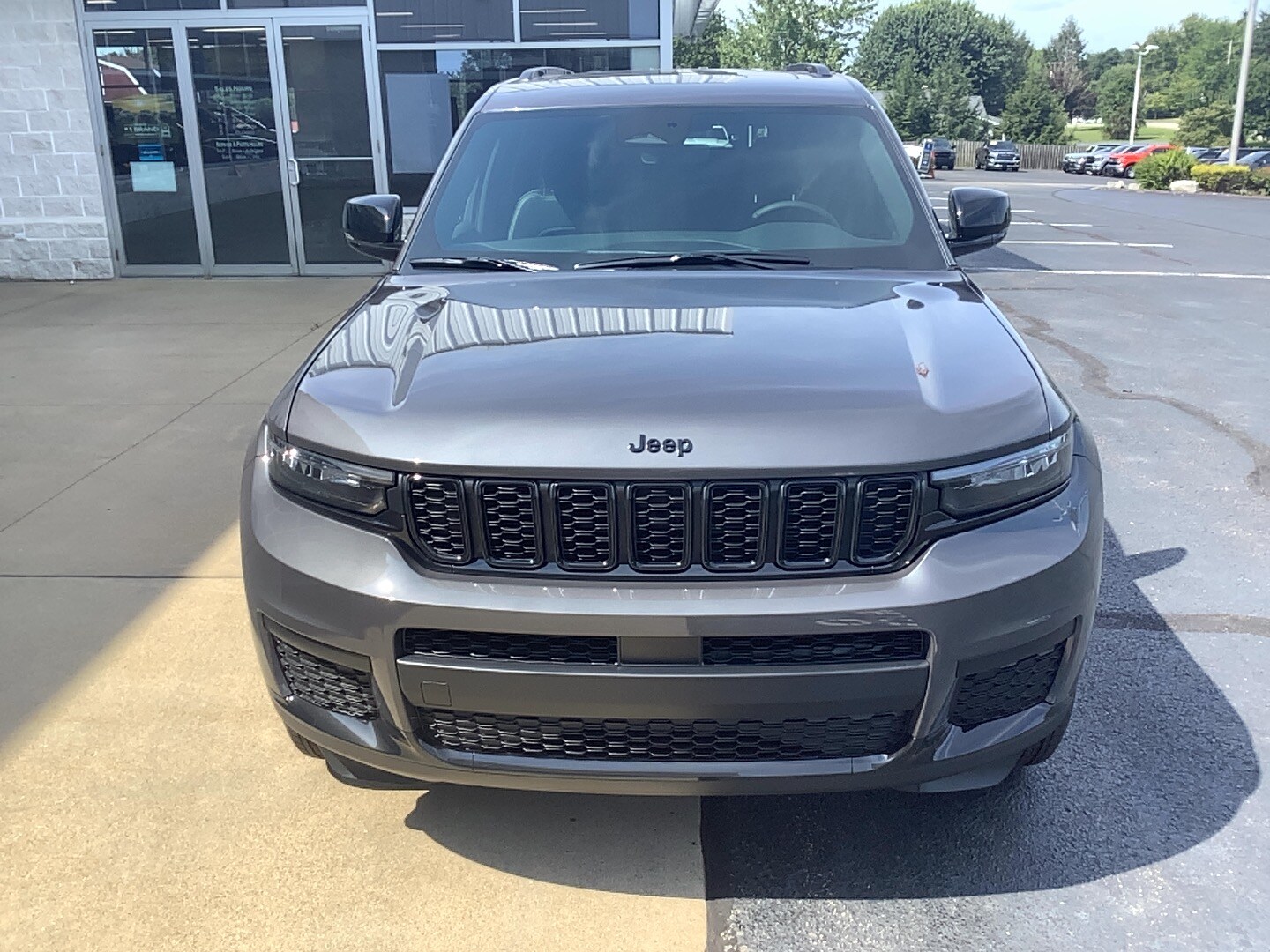 2025 Jeep Grand Cherokee Altitude photo 3