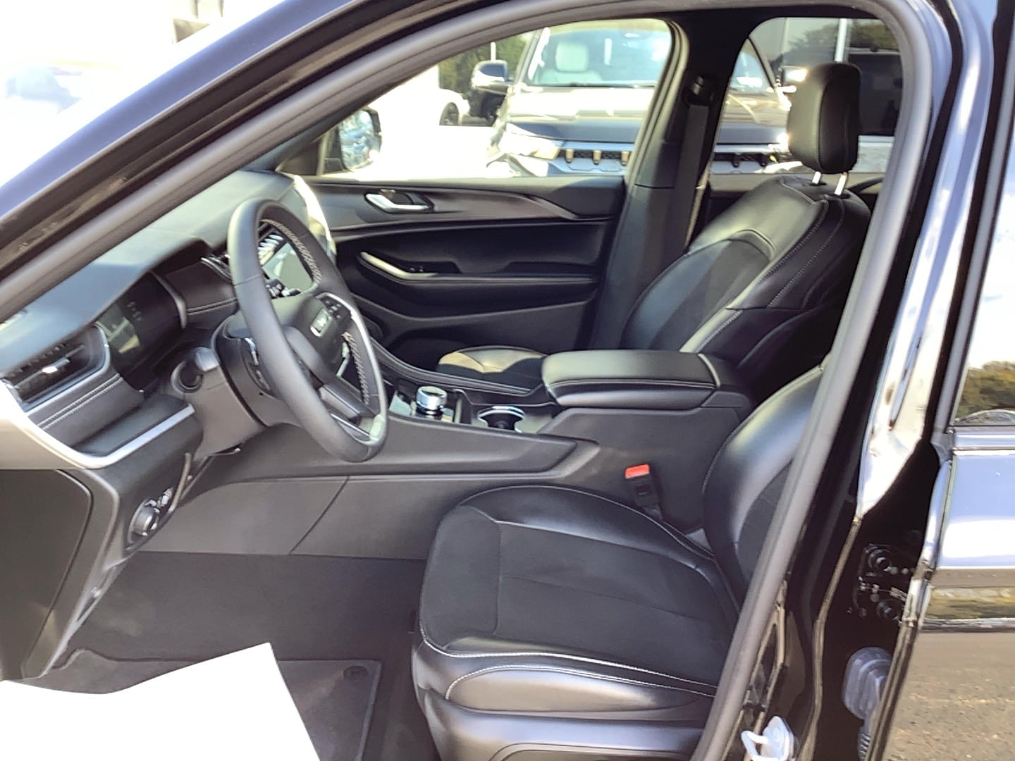 2025 Jeep Grand Cherokee photo 8 of 12