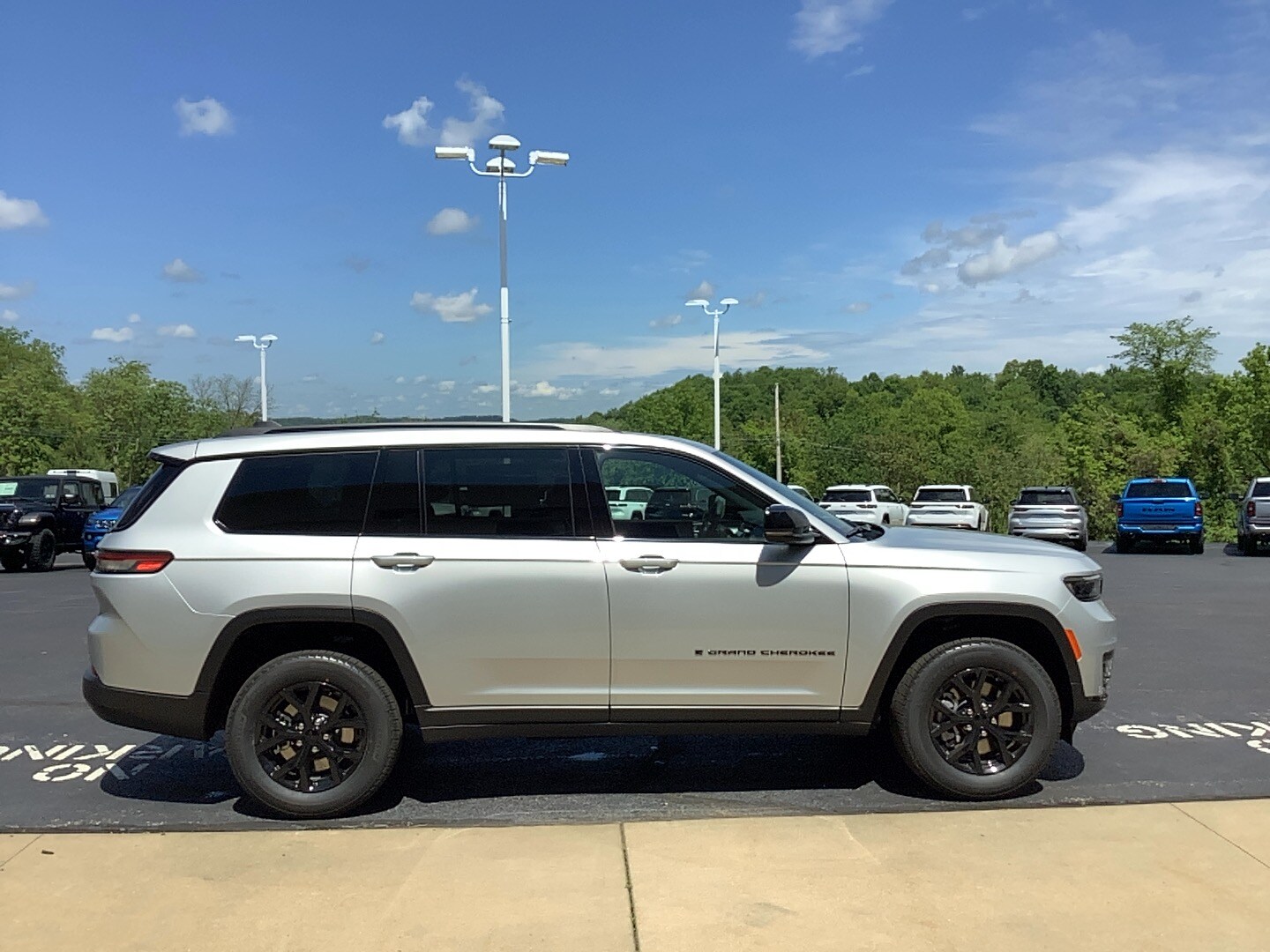 2025 Jeep Grand Cherokee Altitude photo 2