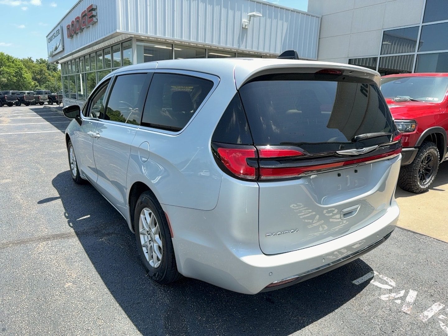 2024 Chrysler Pacifica photo 8 of 17