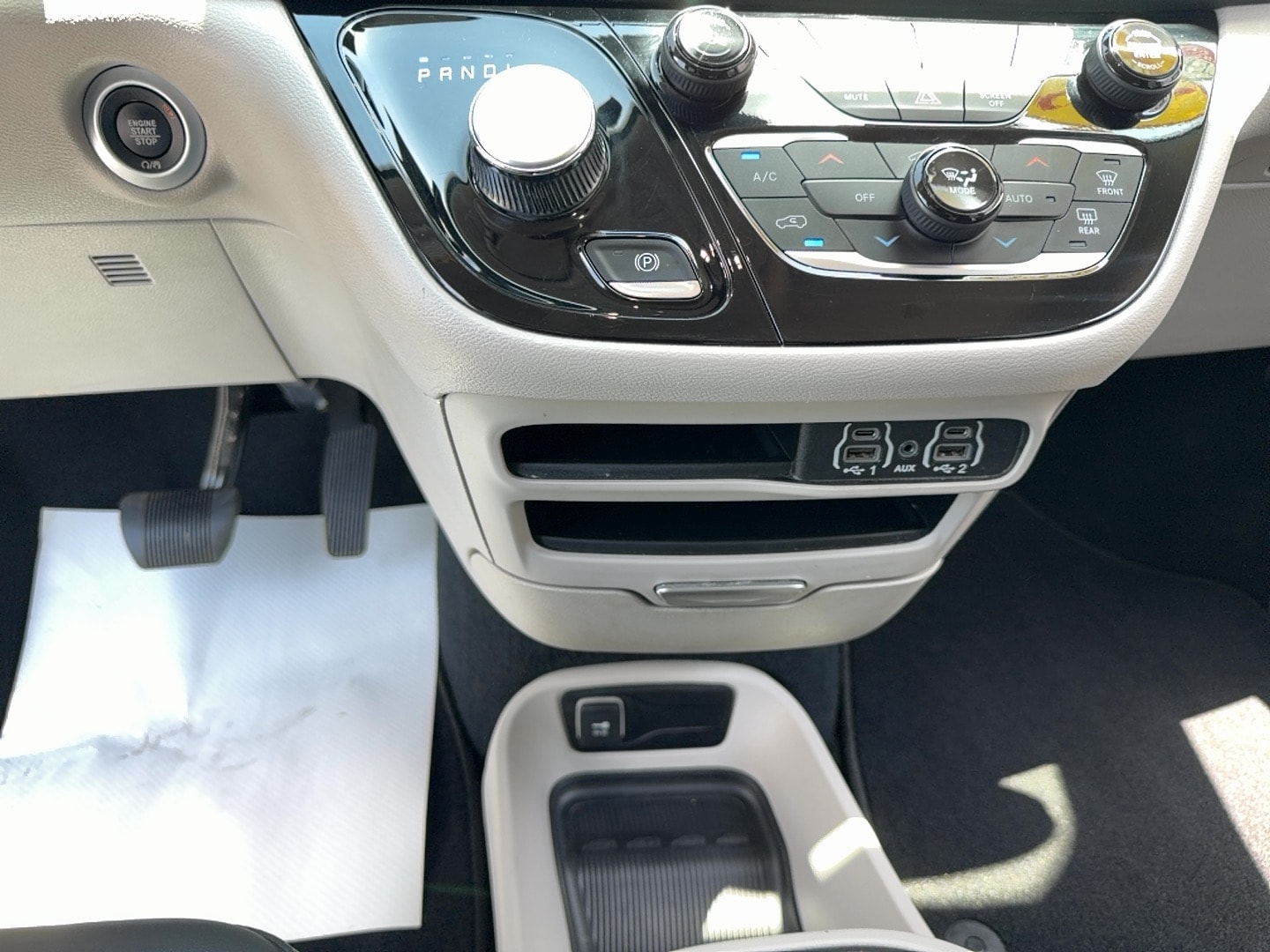 2024 Chrysler Pacifica photo 15 of 17