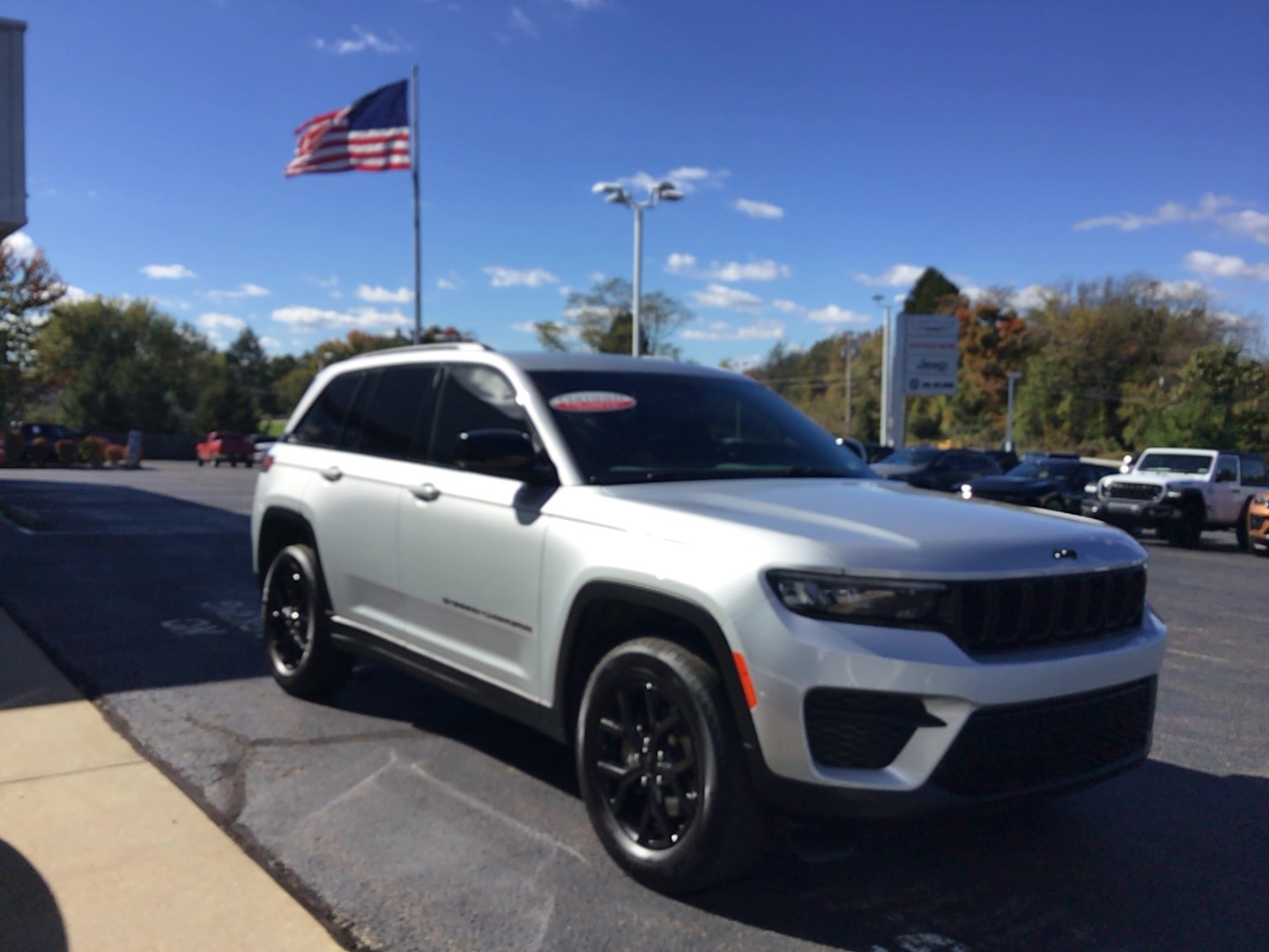 2025 Jeep Grand Cherokee photo 3 of 14