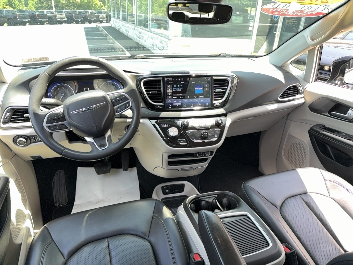 2024 Chrysler Pacifica photo 12 of 17