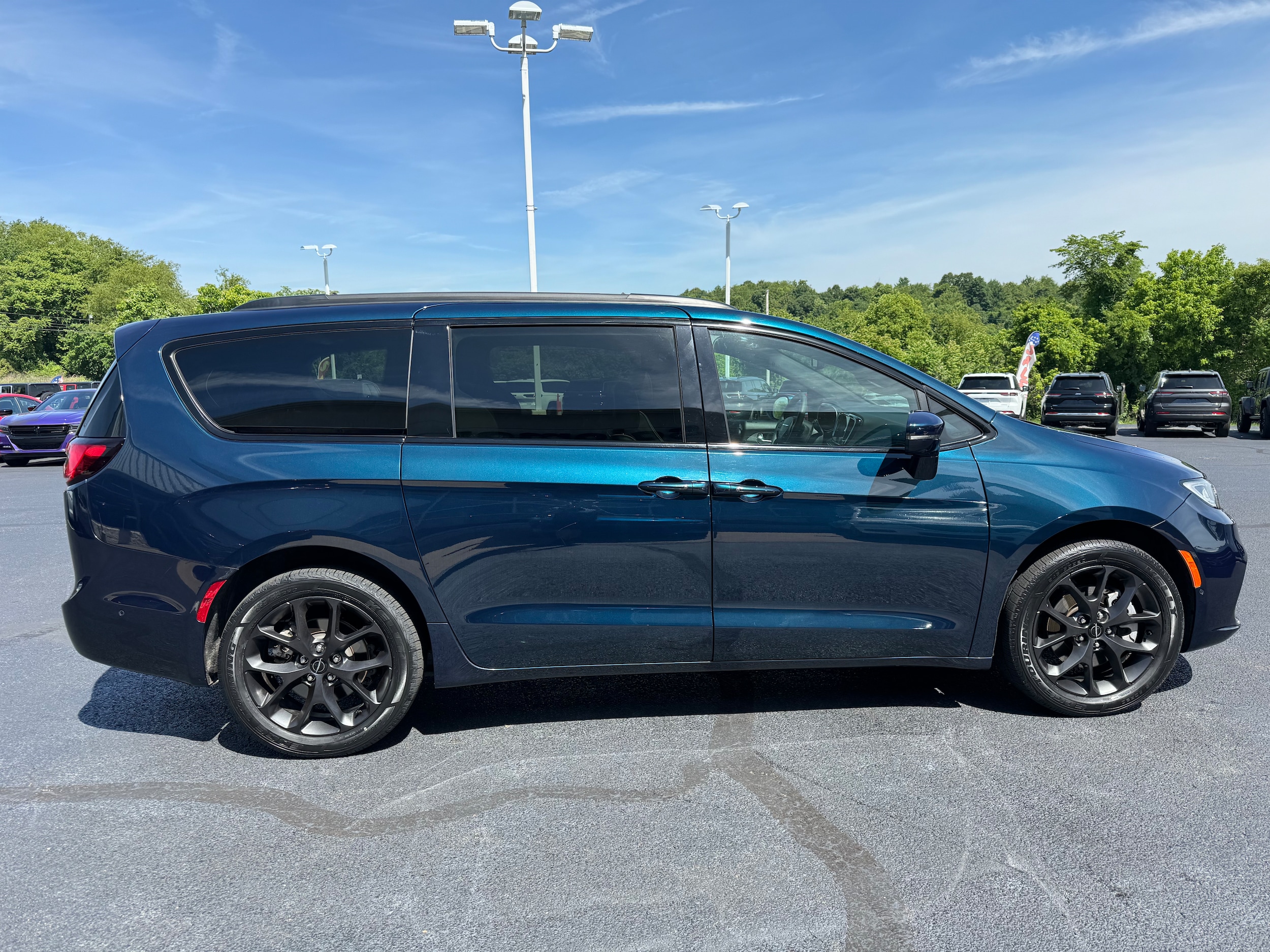 Used 2022 Chrysler Pacifica Limited with VIN 2C4RC3GG3NR148577 for sale in Brownsville, PA