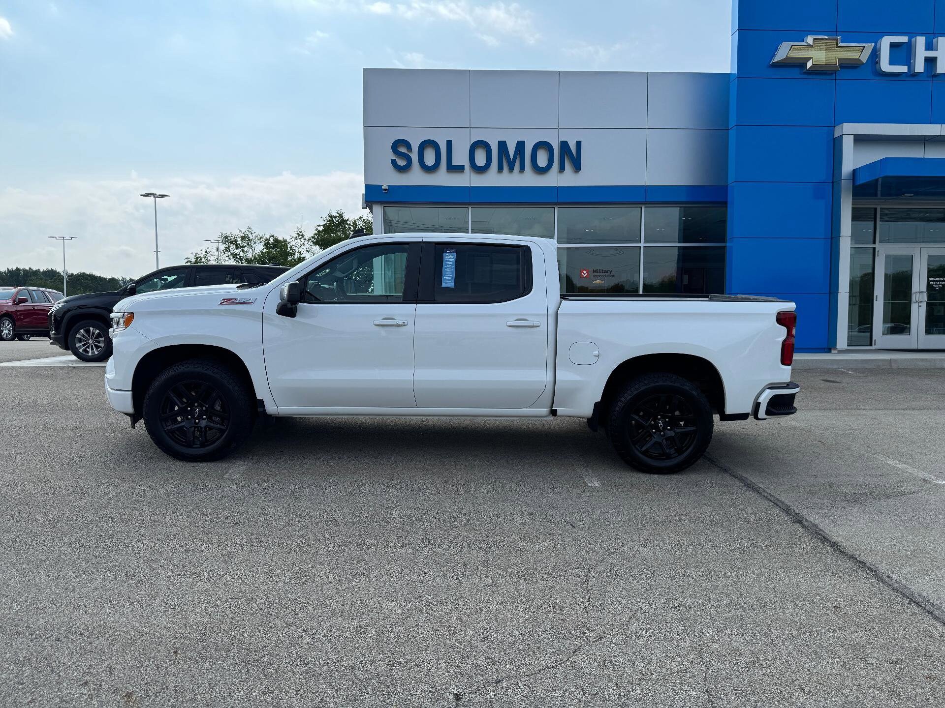 2023 Chevrolet Silverado 1500 RST photo 2