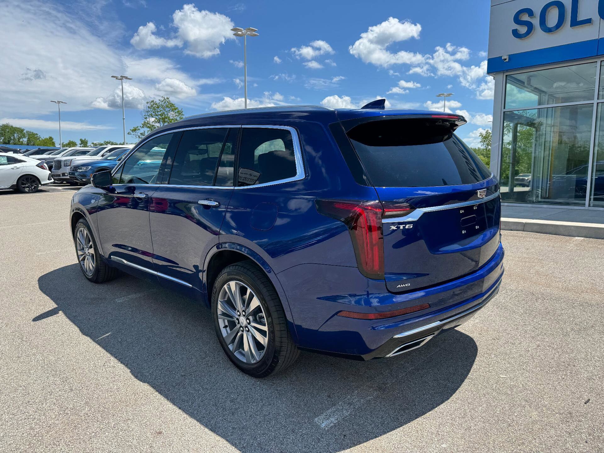 2025 Cadillac XT6 Premium Luxury photo 2
