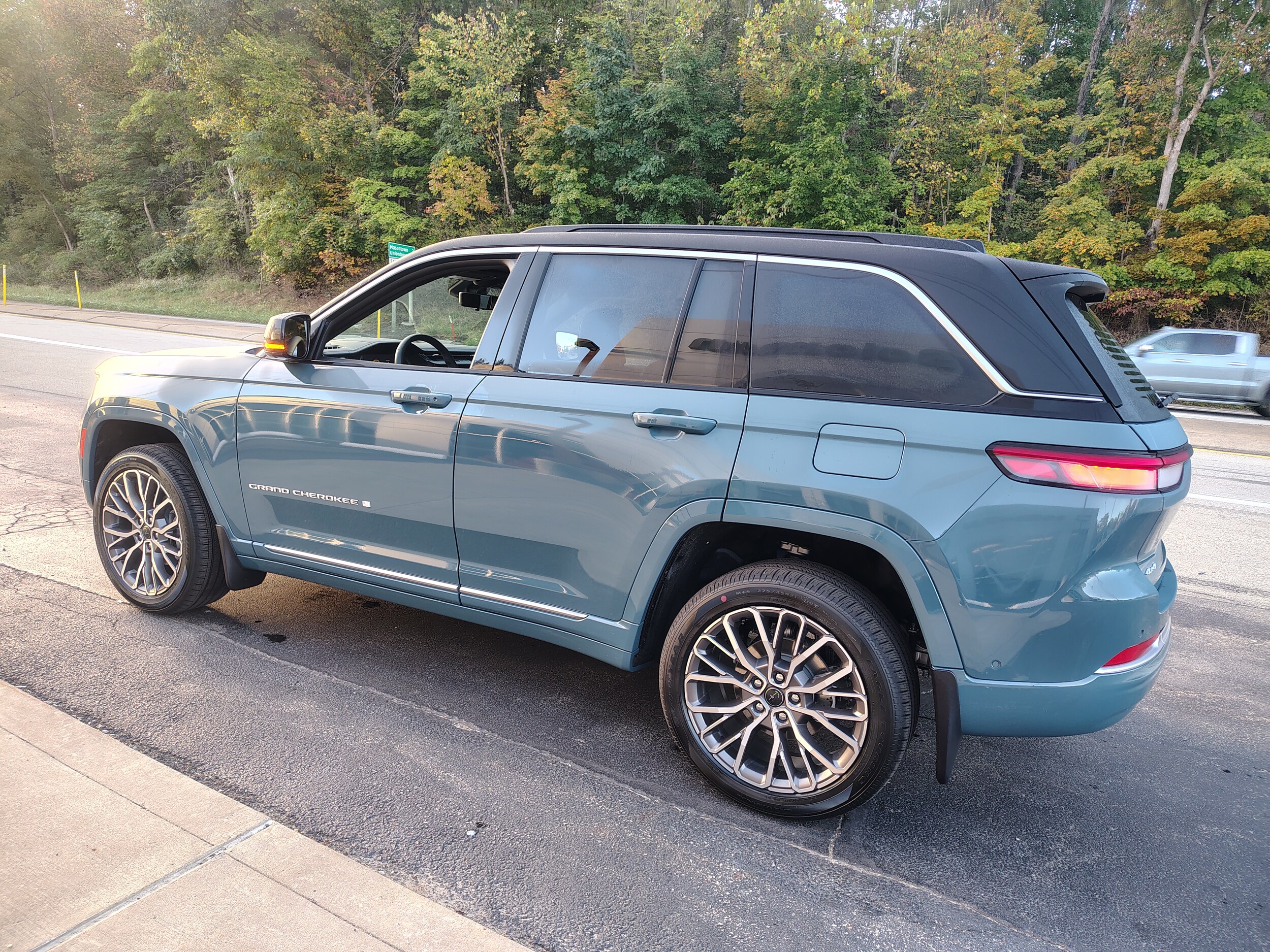 2027 Jeep Grand Cherokee photo 9 of 47