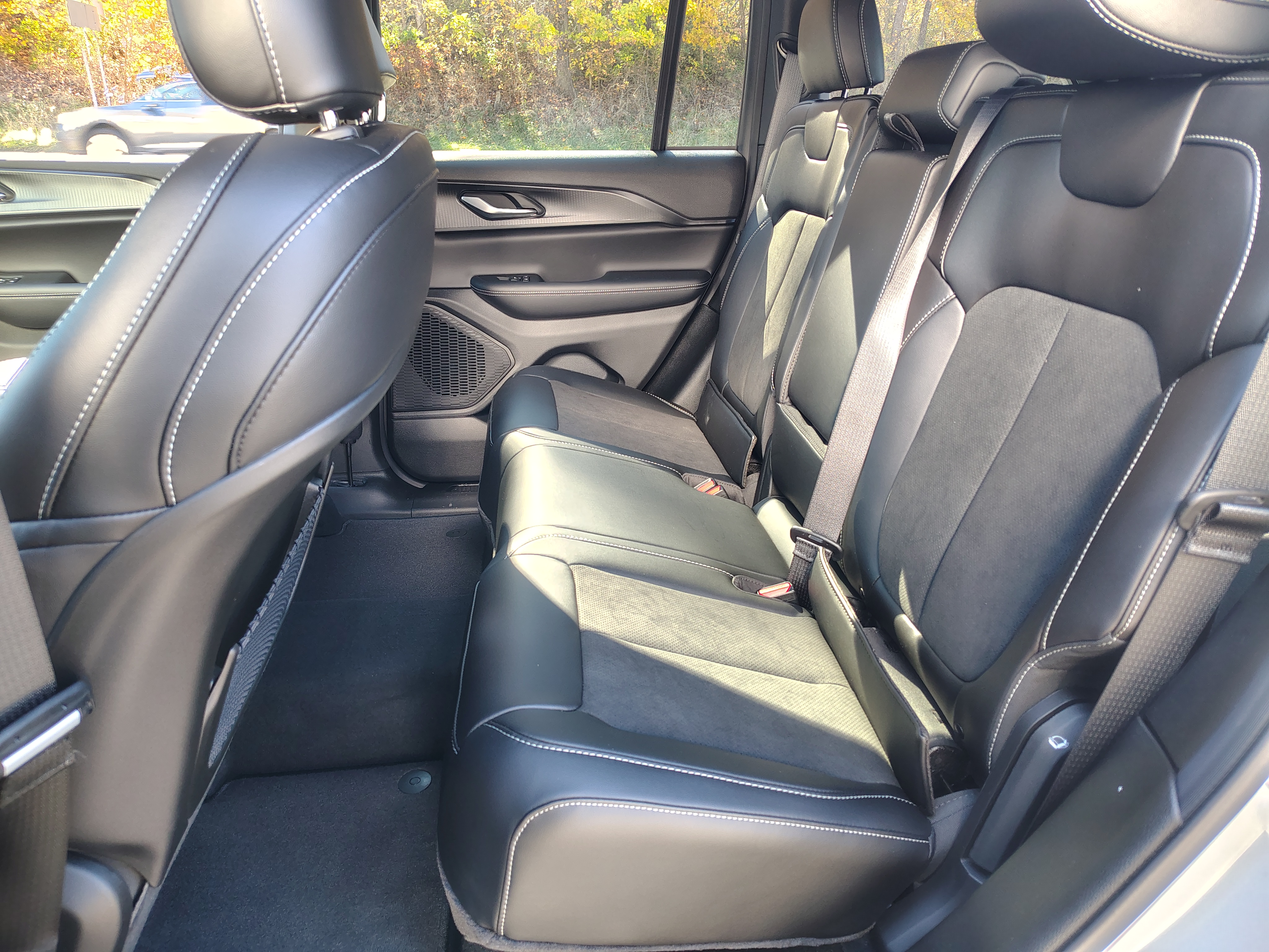 2027 Jeep Grand Cherokee photo 26 of 39