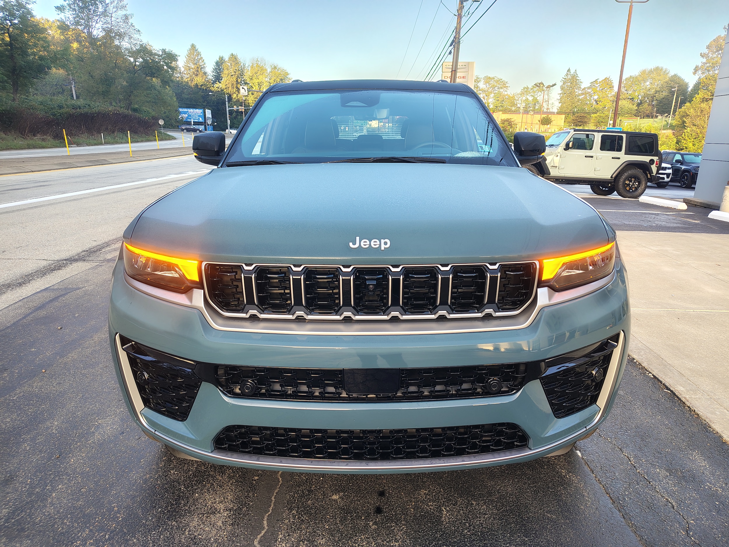 2027 Jeep Grand Cherokee photo 3 of 47