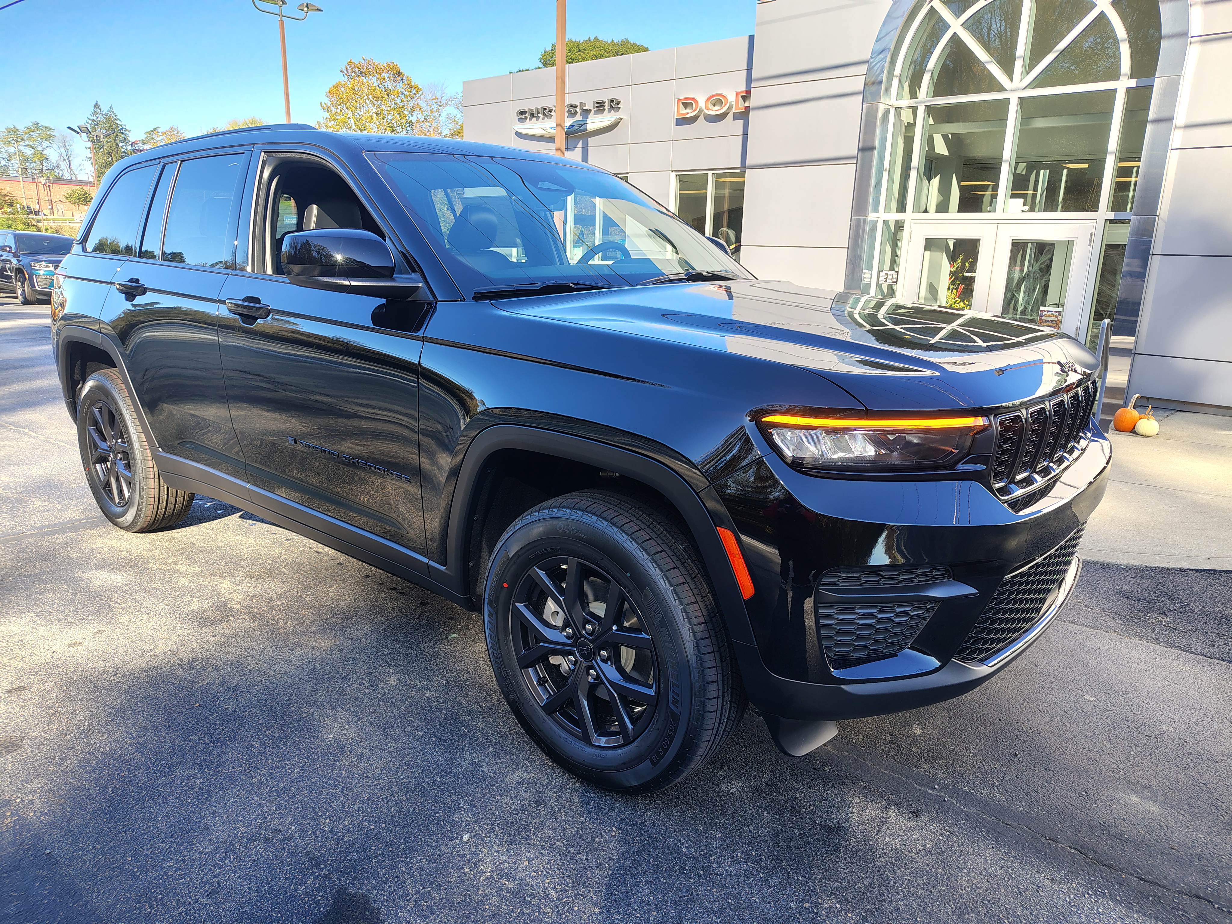 2027 Jeep Grand Cherokee photo 2 of 39