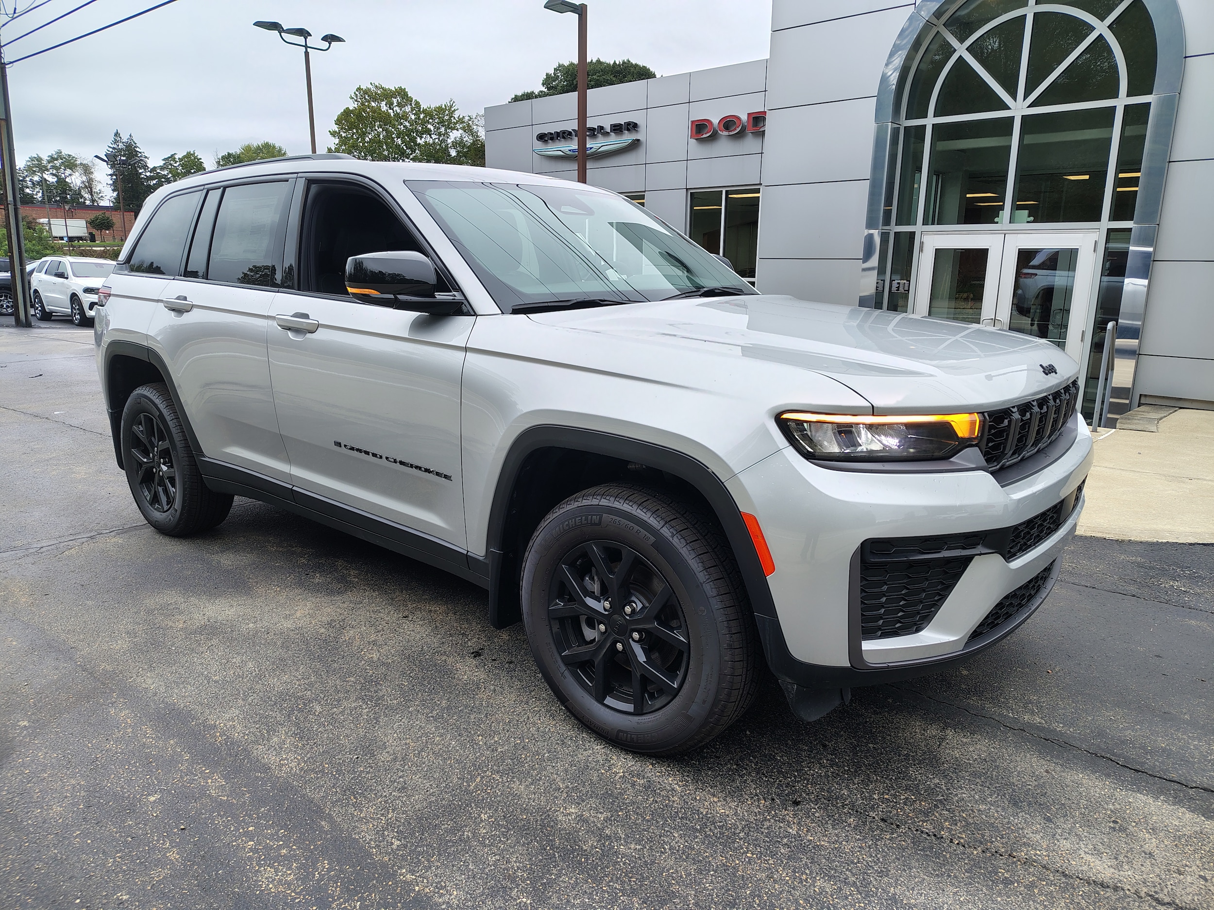 2026 Jeep Grand Cherokee LAREDO ALTITUDE 4X4 Silver Zynith at Three Rivers CJD