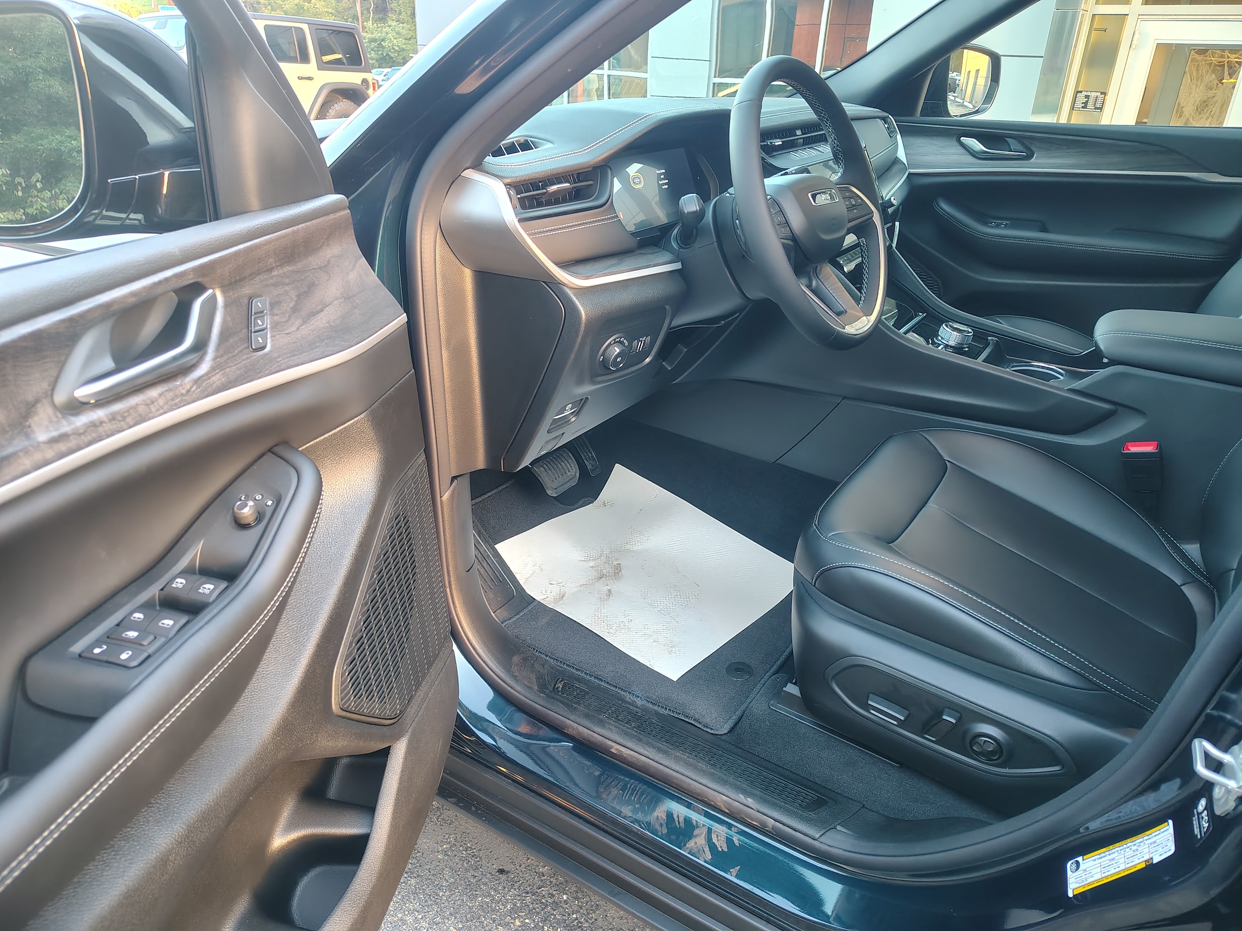 2027 Jeep Grand Cherokee photo 21 of 41
