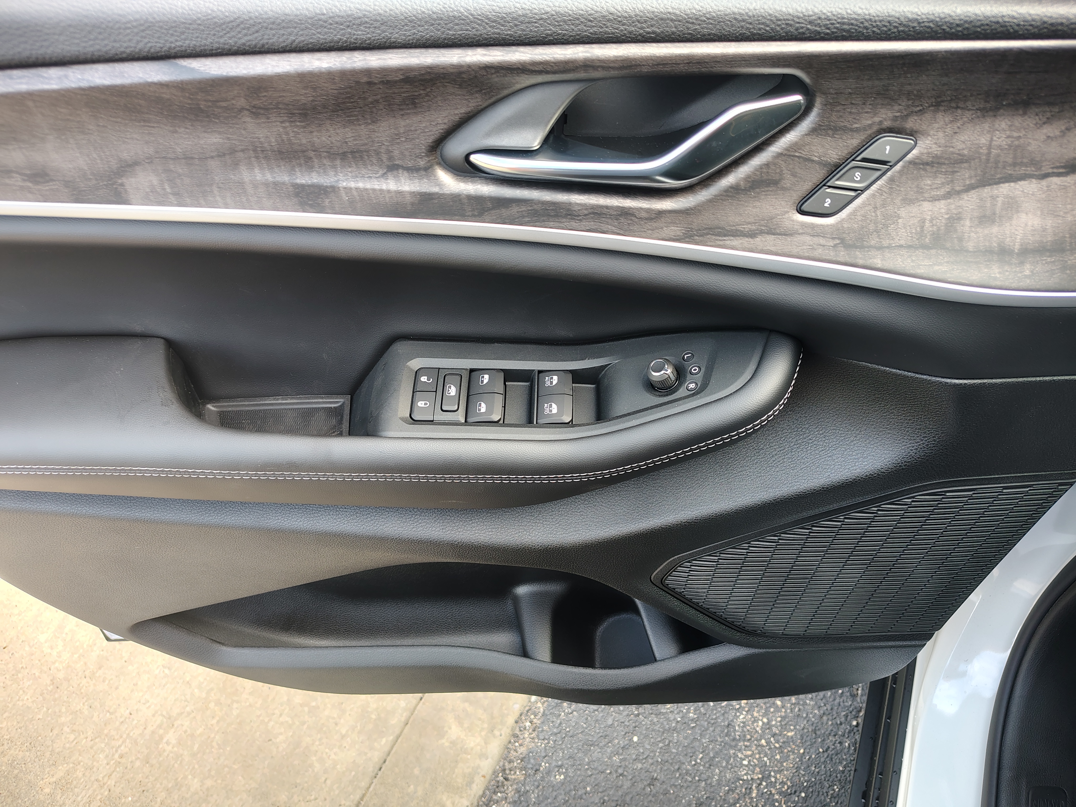 2027 Jeep Grand Cherokee photo 22 of 42