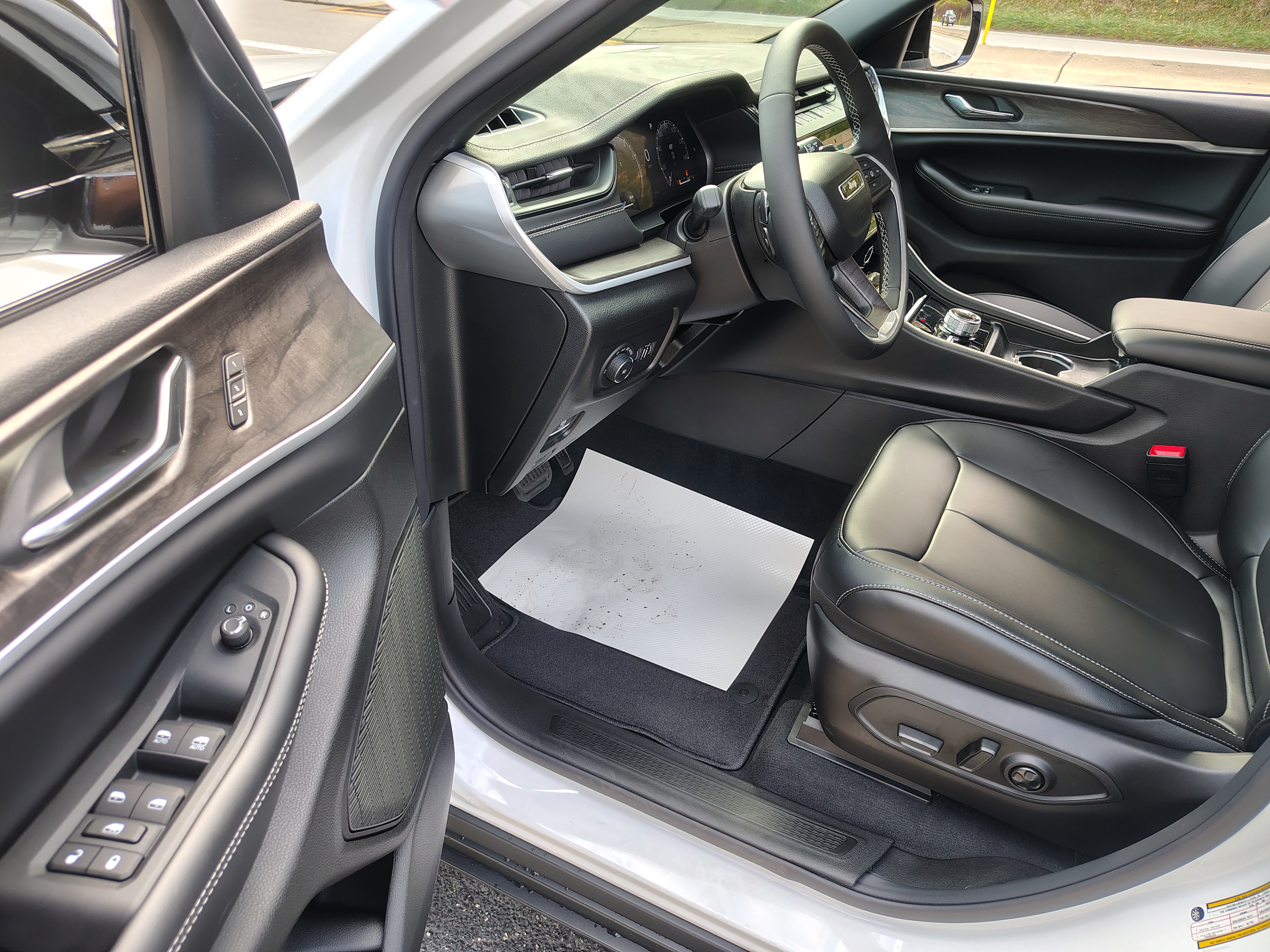 2027 Jeep Grand Cherokee photo 20 of 42