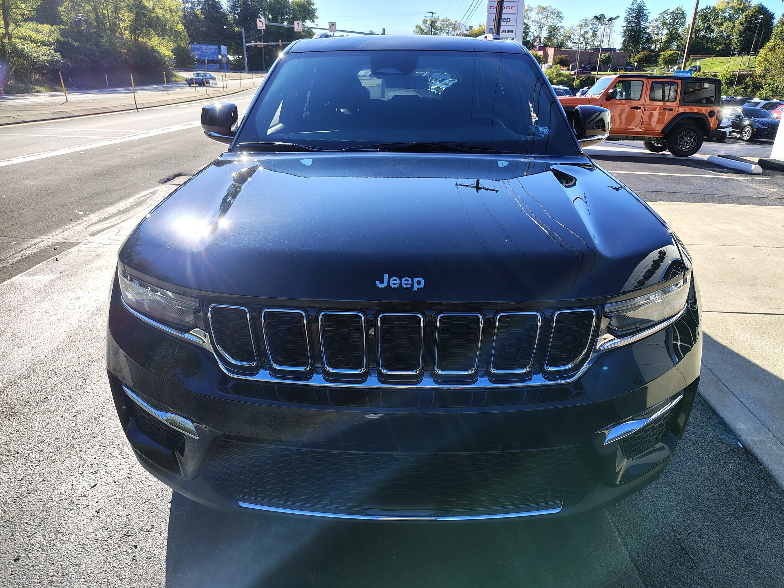 2025 Jeep Grand Cherokee Limited photo 3