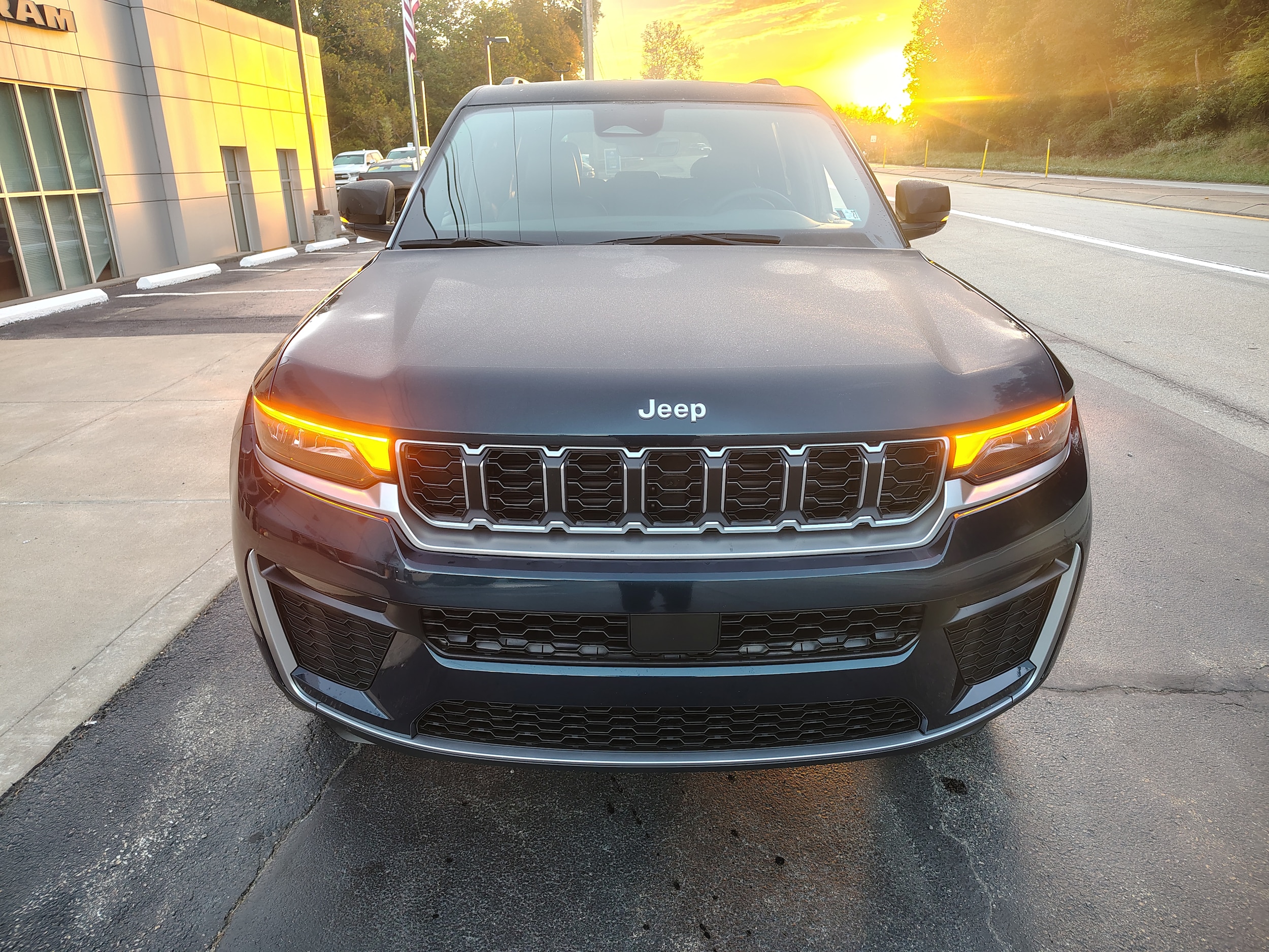 2027 Jeep Grand Cherokee photo 3 of 41