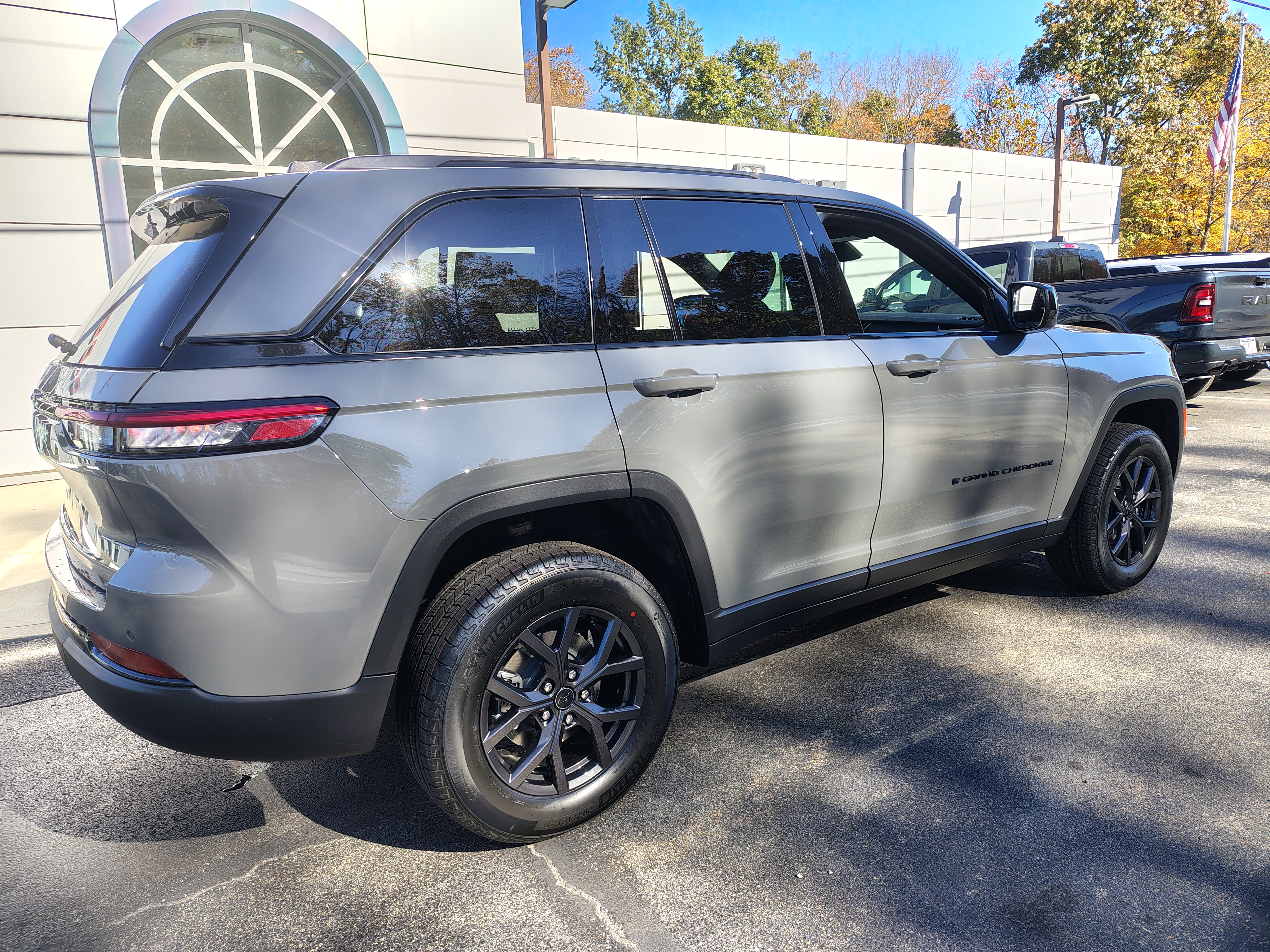 2027 Jeep Grand Cherokee photo 15 of 40