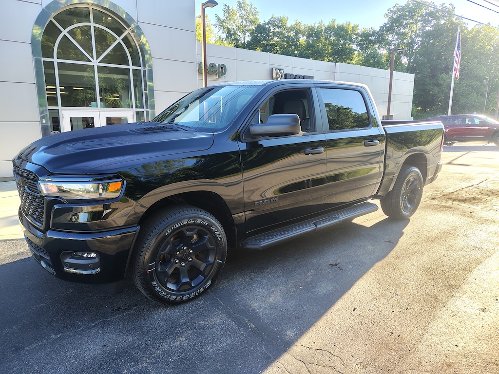 New 2026 Ram 1500 EXPRESS CREW CAB 4X4 5'7 BOX Pickup