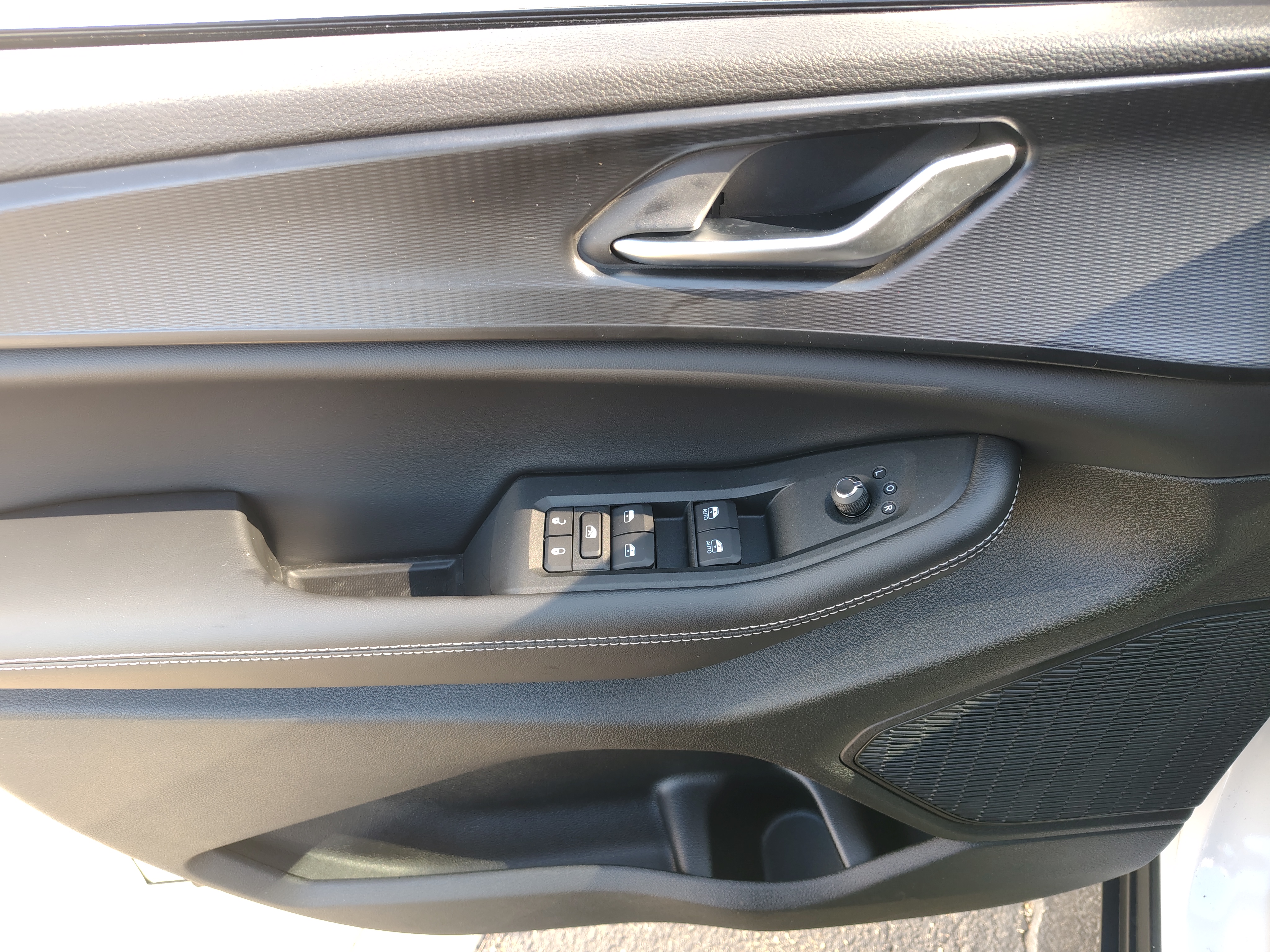 2027 Jeep Grand Cherokee photo 21 of 39