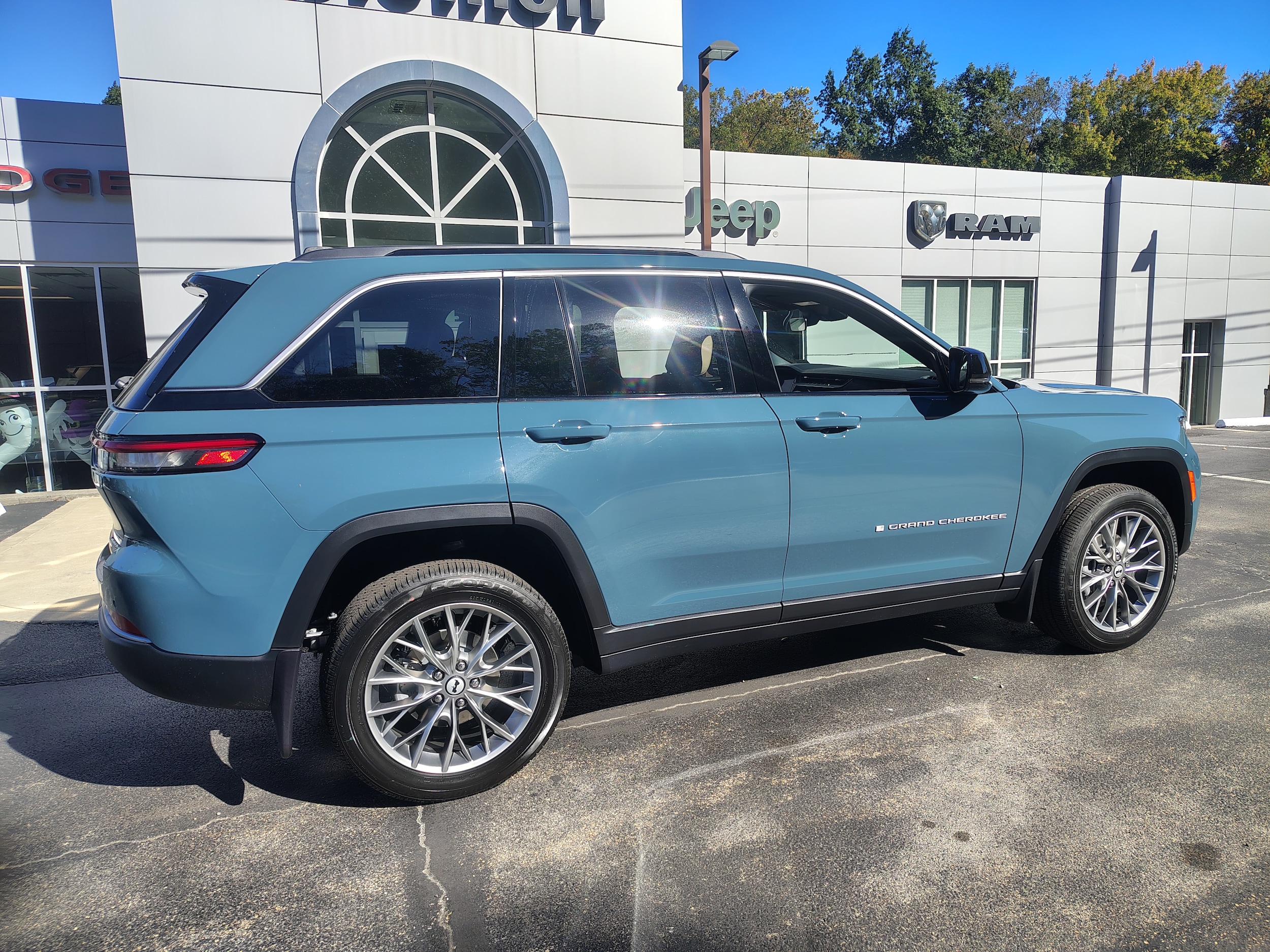 2027 Jeep Grand Cherokee photo 19 of 44