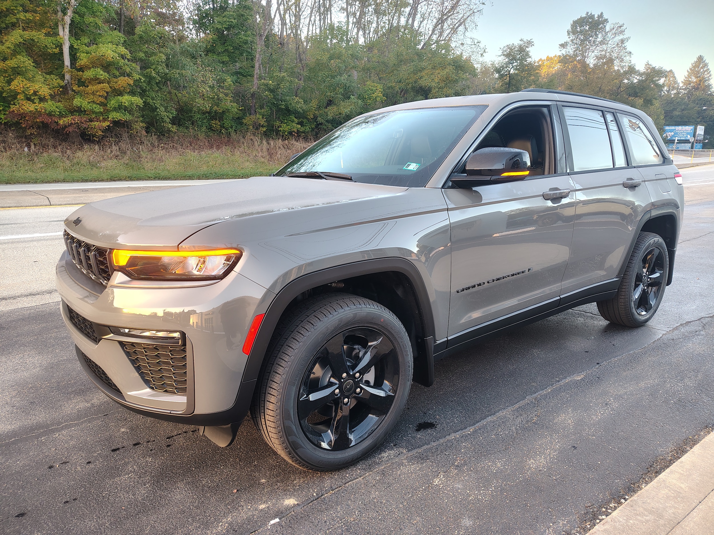 2027 Jeep Grand Cherokee photo 4 of 43