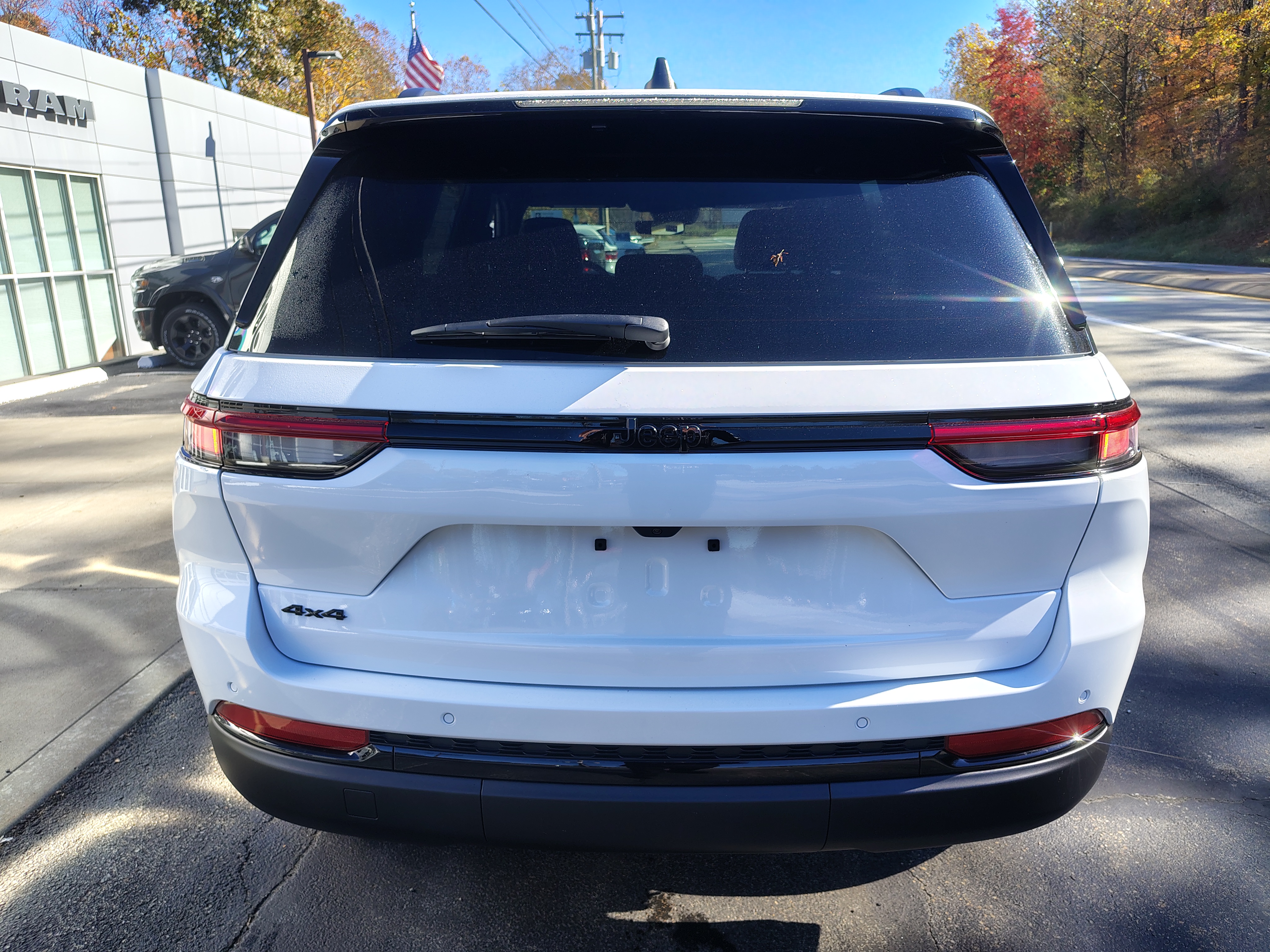 2027 Jeep Grand Cherokee photo 8 of 39