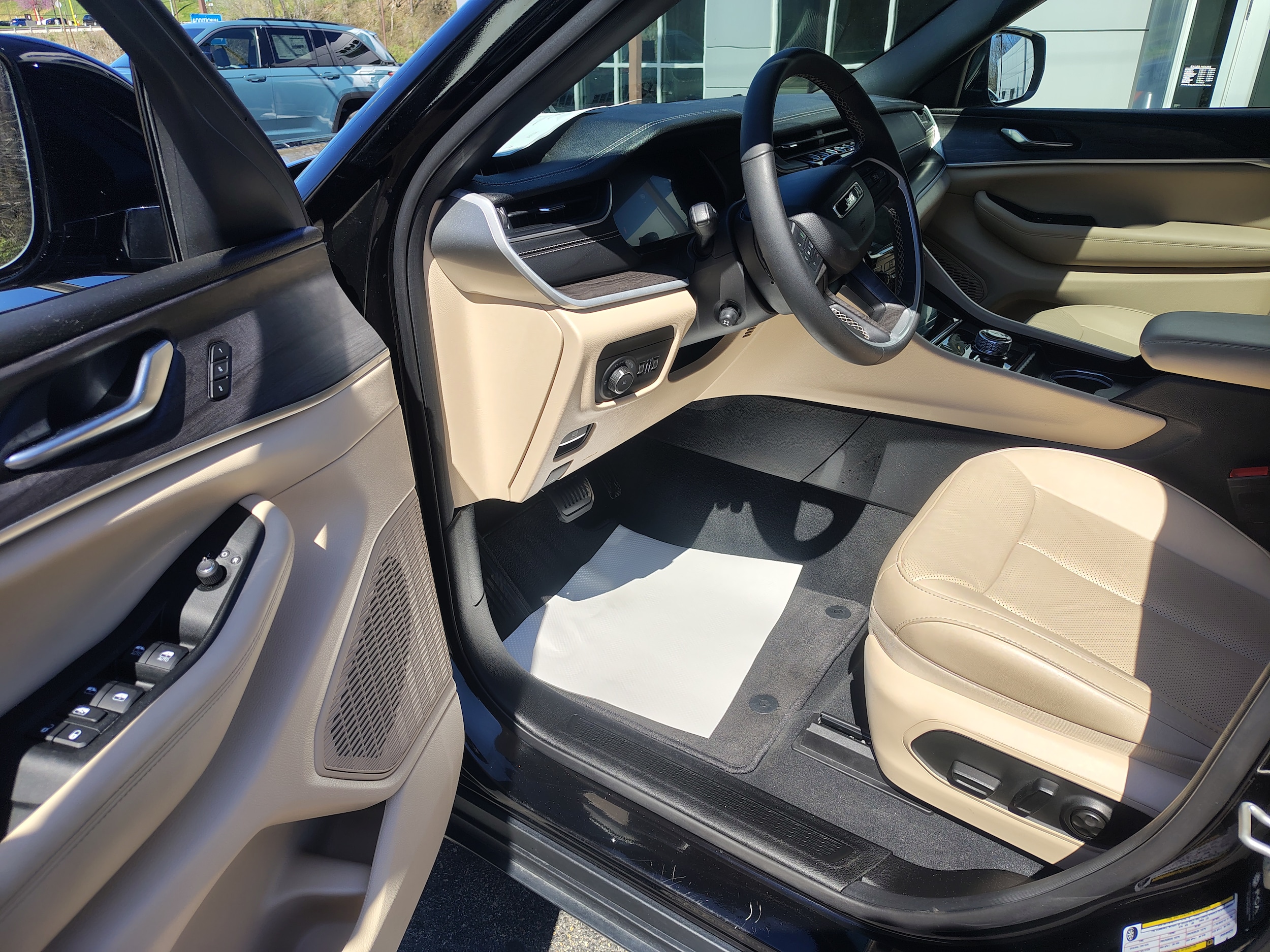 2024 Jeep Grand Cherokee Limited Diamond Black Crystal Pearlcoat at Solomon CJD Carmichaels