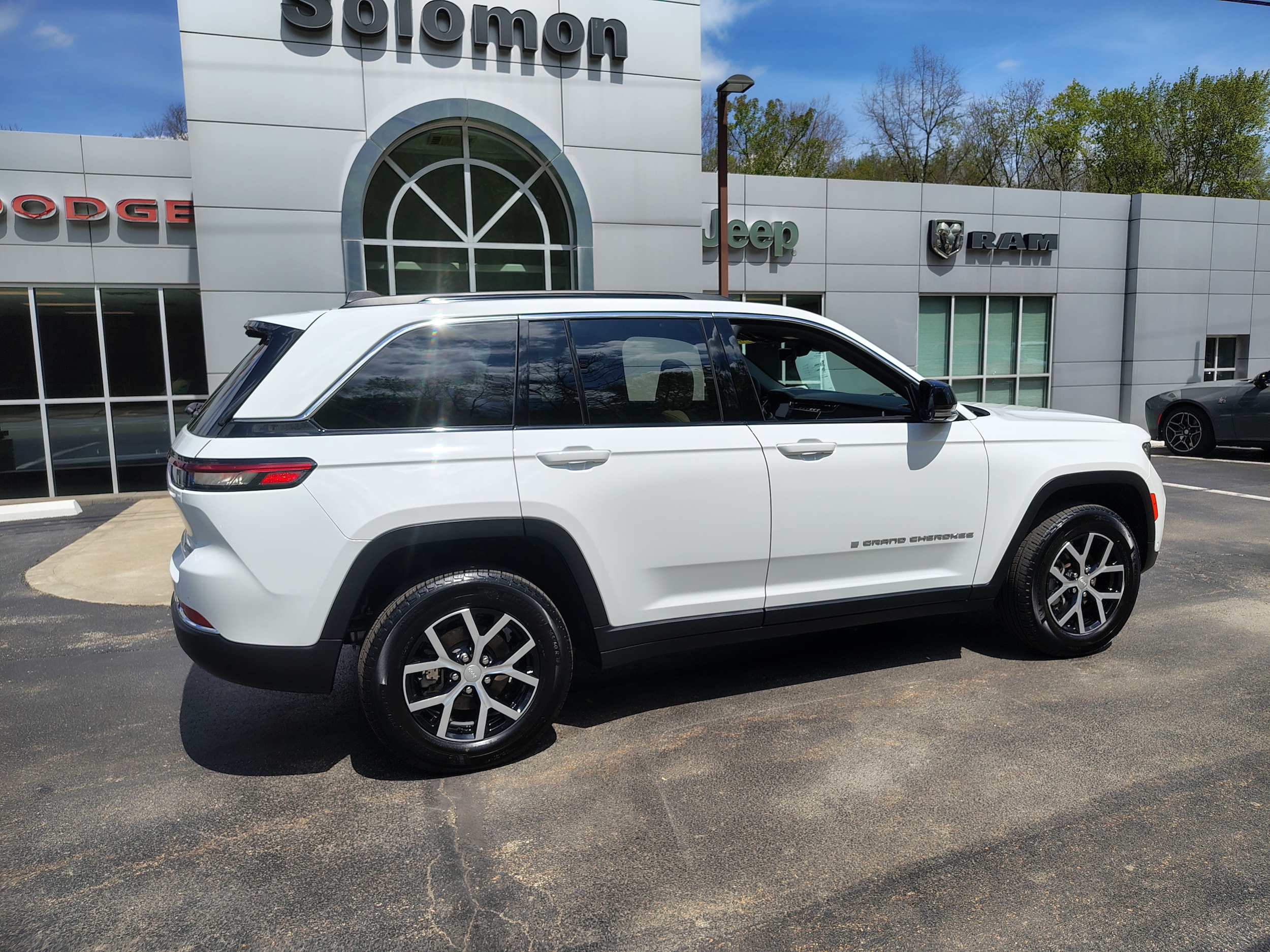 2025 Jeep Grand Cherokee Limited Bright White Clearcoat at Solomon CJD Carmichaels